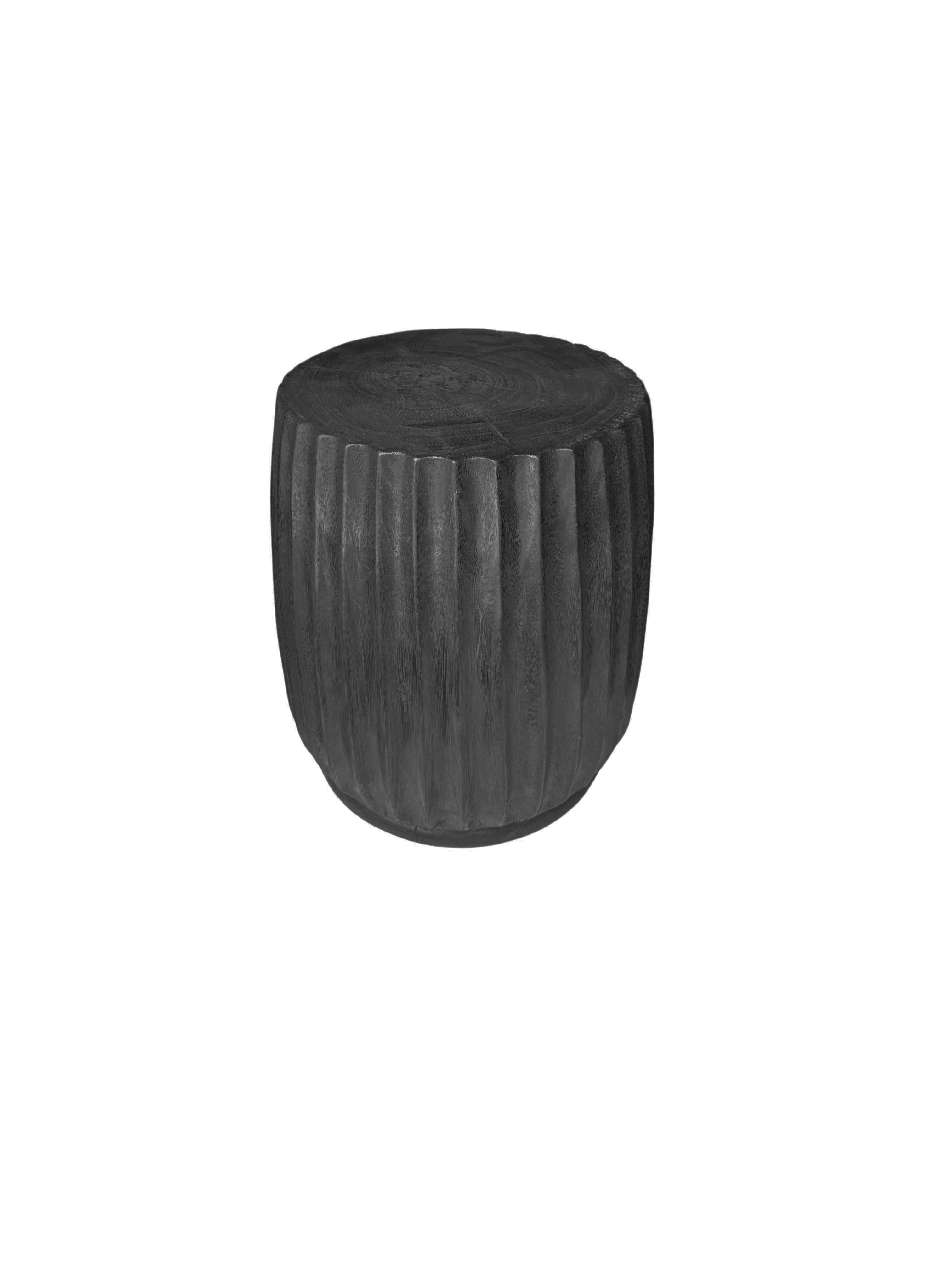 Fatto a mano Tavolino rotondo in Wood Wood, dettagli intagliati, organico moderno, finitura bruciata in vendita