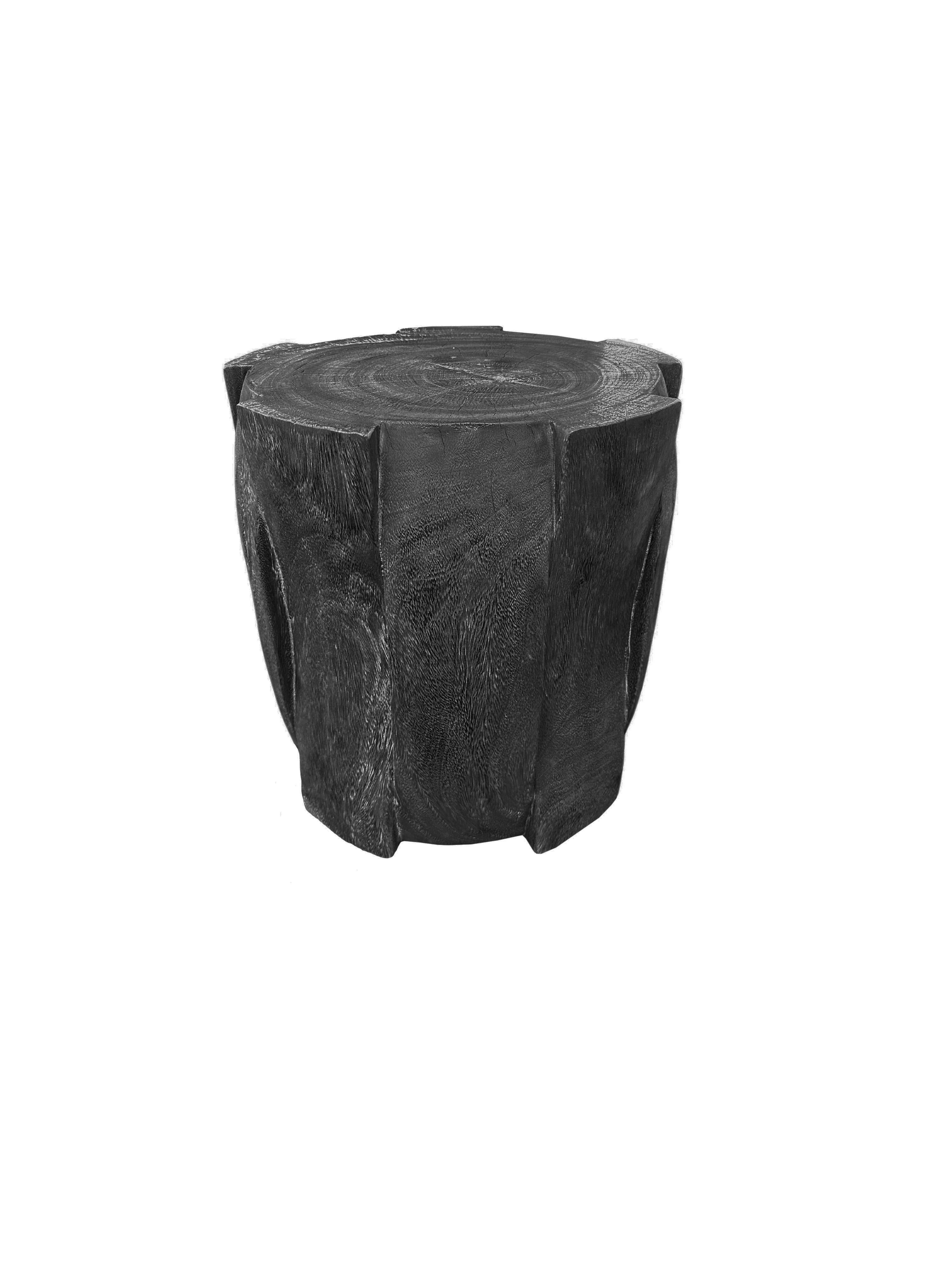 Table d'appoint ronde en bois de Mango, détails sculptés, finition organique moderne, brûlée Neuf - En vente à Jimbaran, Bali