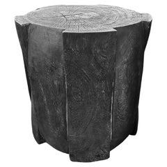 Runder Beistelltisch aus Mangoholz, geschnitzte Details, modern, organisch, gebrannte Oberfläche