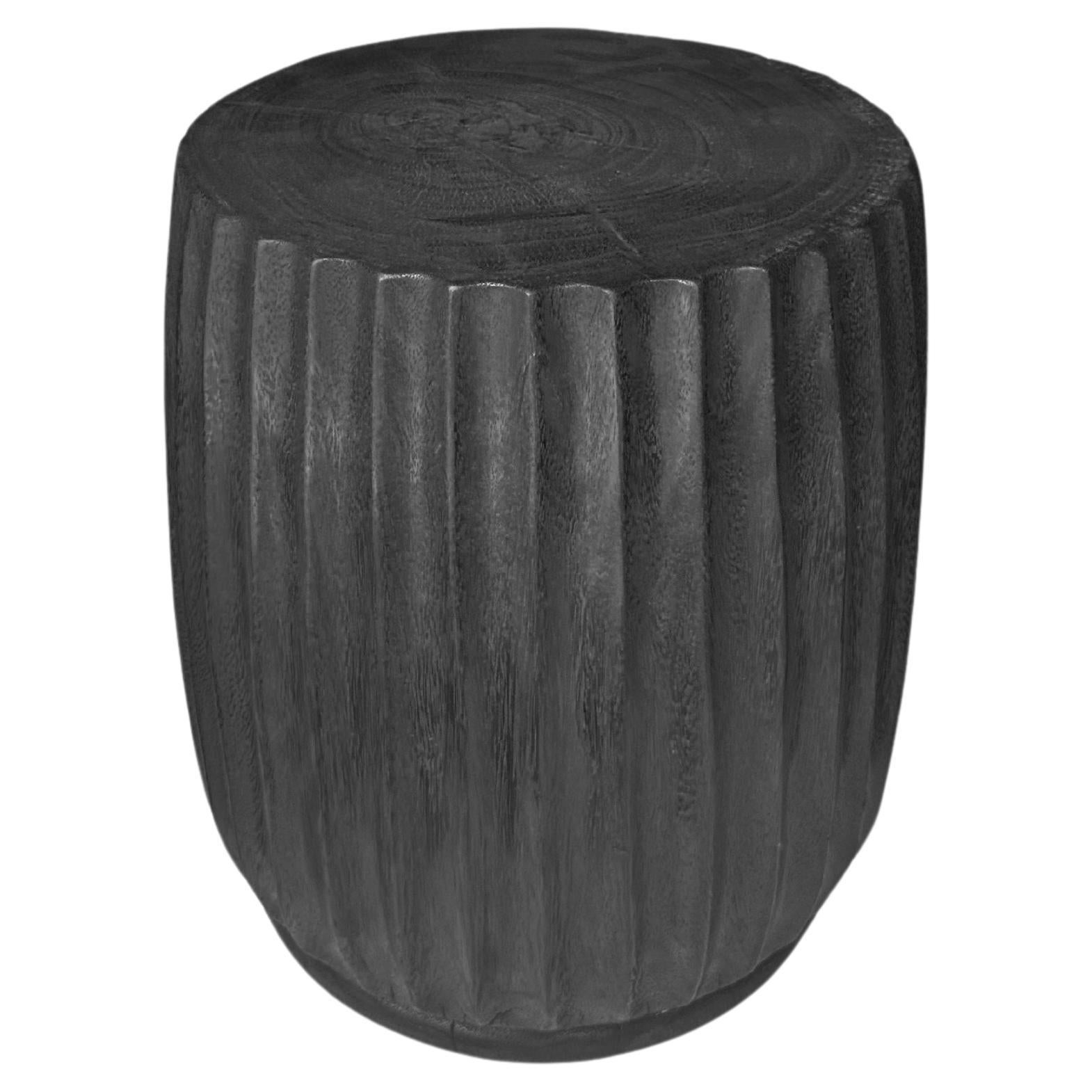 Runder Beistelltisch aus Mangoholz, geschnitzte Details, modern, organisch, gebrannte Oberfläche