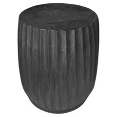 Table d'appoint ronde en bois de Mango, détails sculptés, finition organique moderne, brûlée