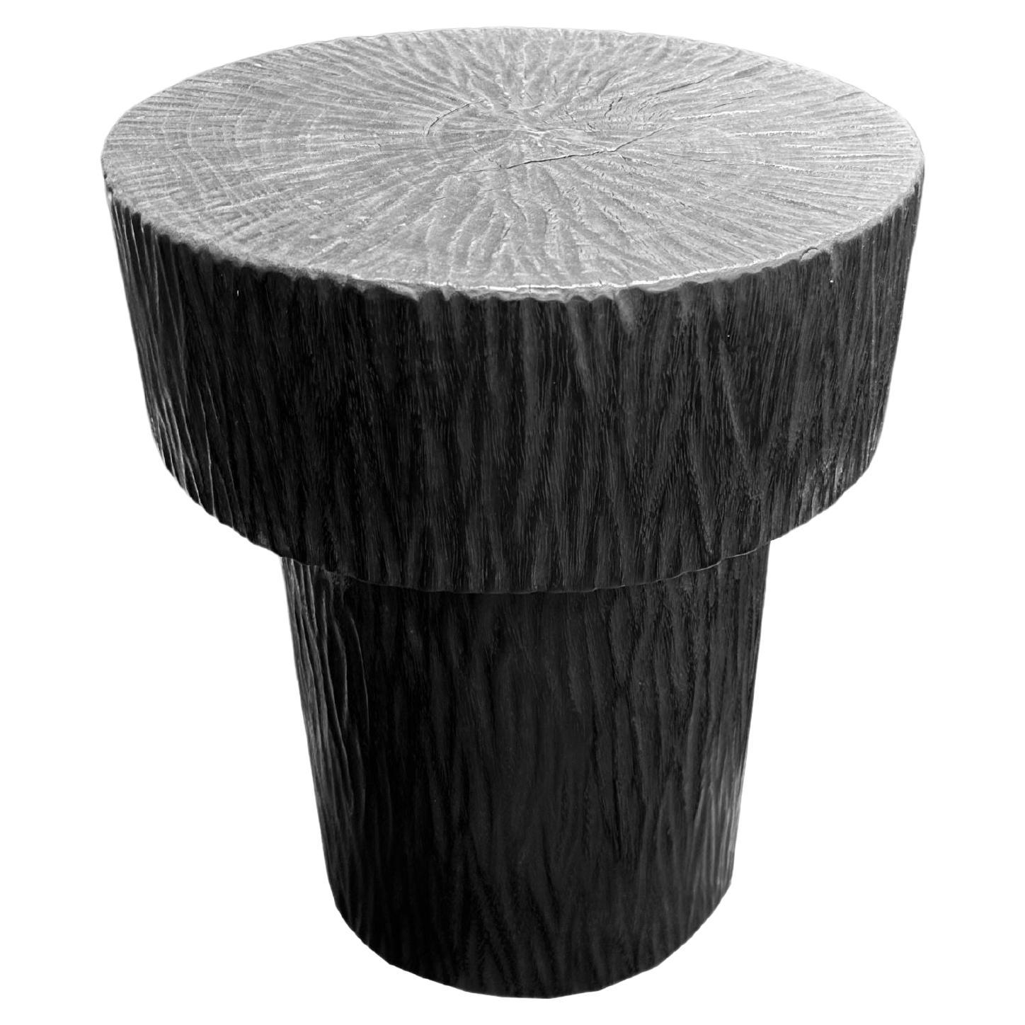 Runder Beistelltisch aus Mangoholz, geschnitzte Details, modern, organisch, gebrannte Oberfläche