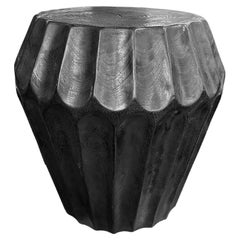 Runder Beistelltisch aus Mangoholz, geschnitzte Details, modern, organisch, gebrannte Oberfläche