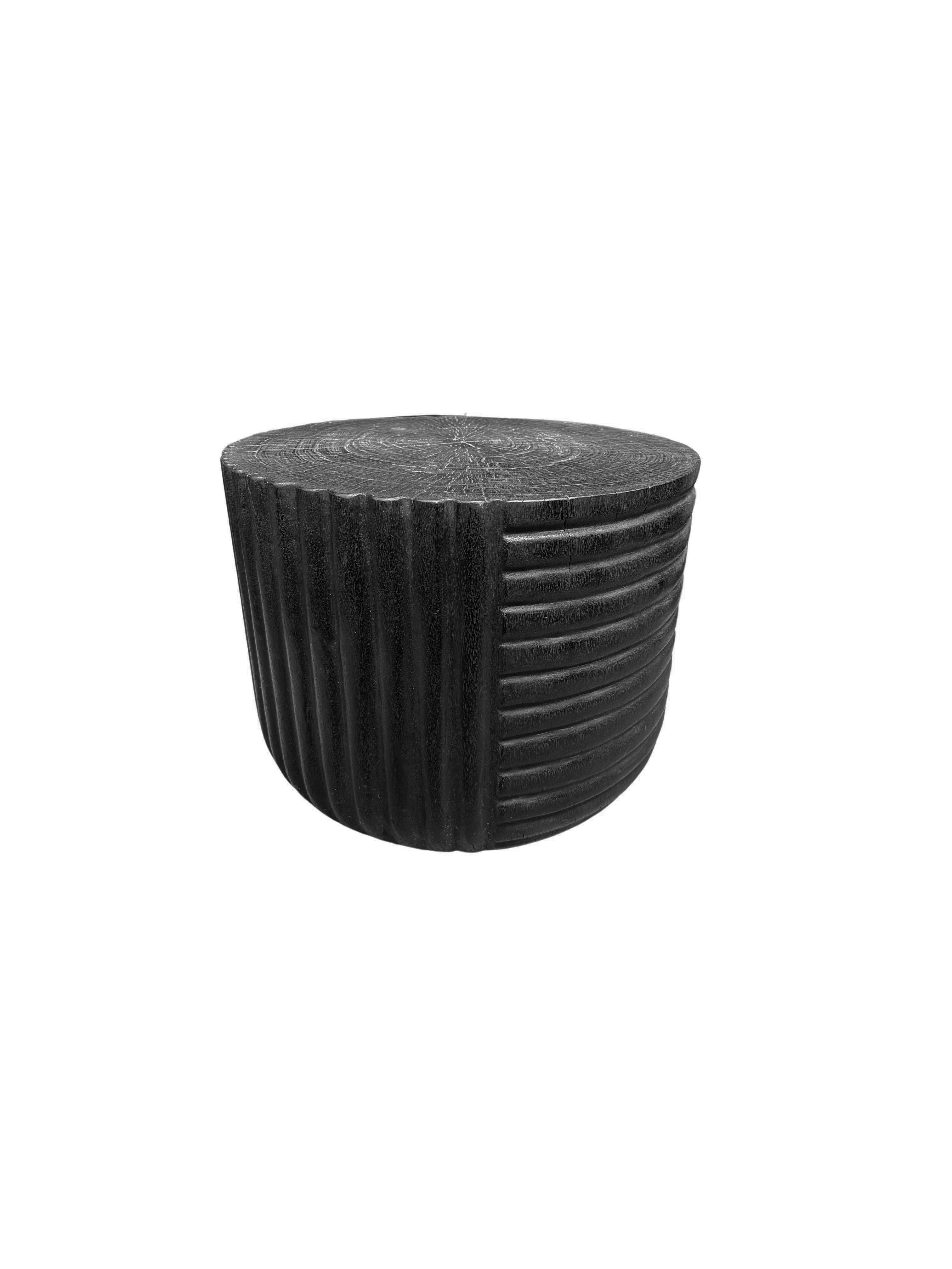 Un tavolino meravigliosamente scolpito, ricavato da un unico blocco di legno di mango. Presenta meravigliose texture di Wood. Questo tavolo è caratterizzato da dettagli intagliati che avvolgono i suoi lati. Per ottenere il pigmento nero, il legno è