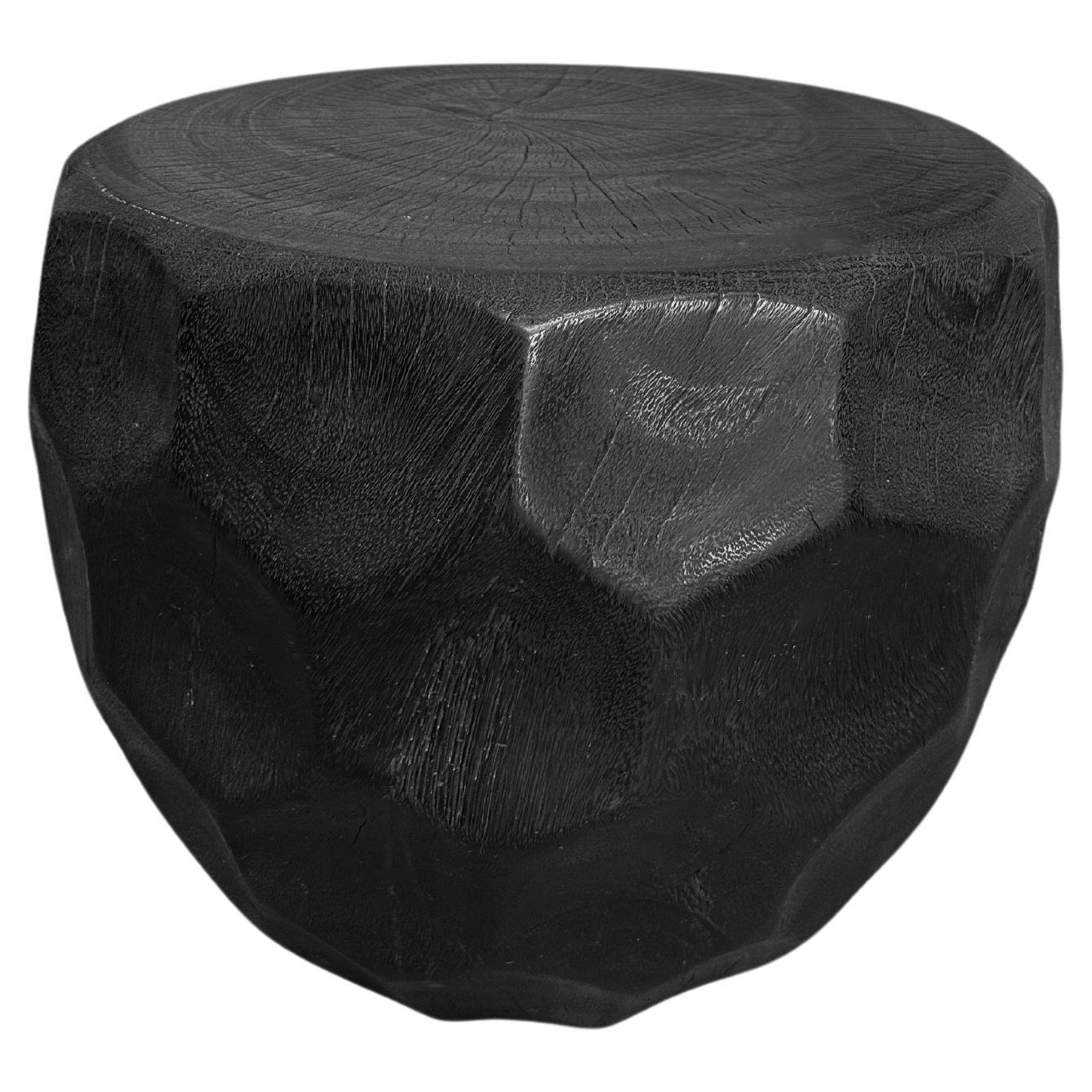 Runder Beistelltisch aus Mango-Holz, geschnitzte Details, modern, organisch, modern
