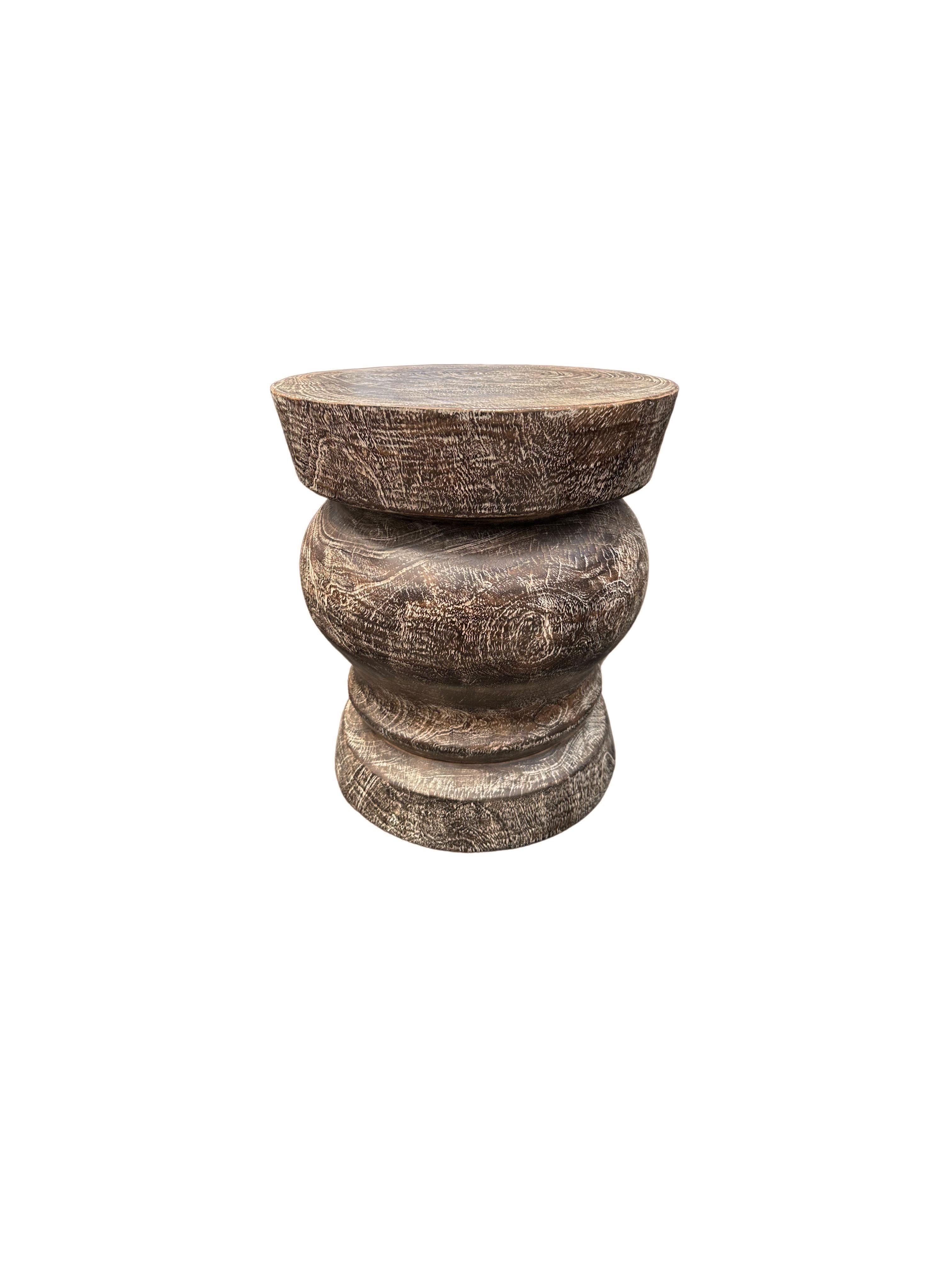 Indonésien Table d'appoint ronde en bois de Mango, détails sculptés, finition organique moderne, blanchie à la chaux en vente