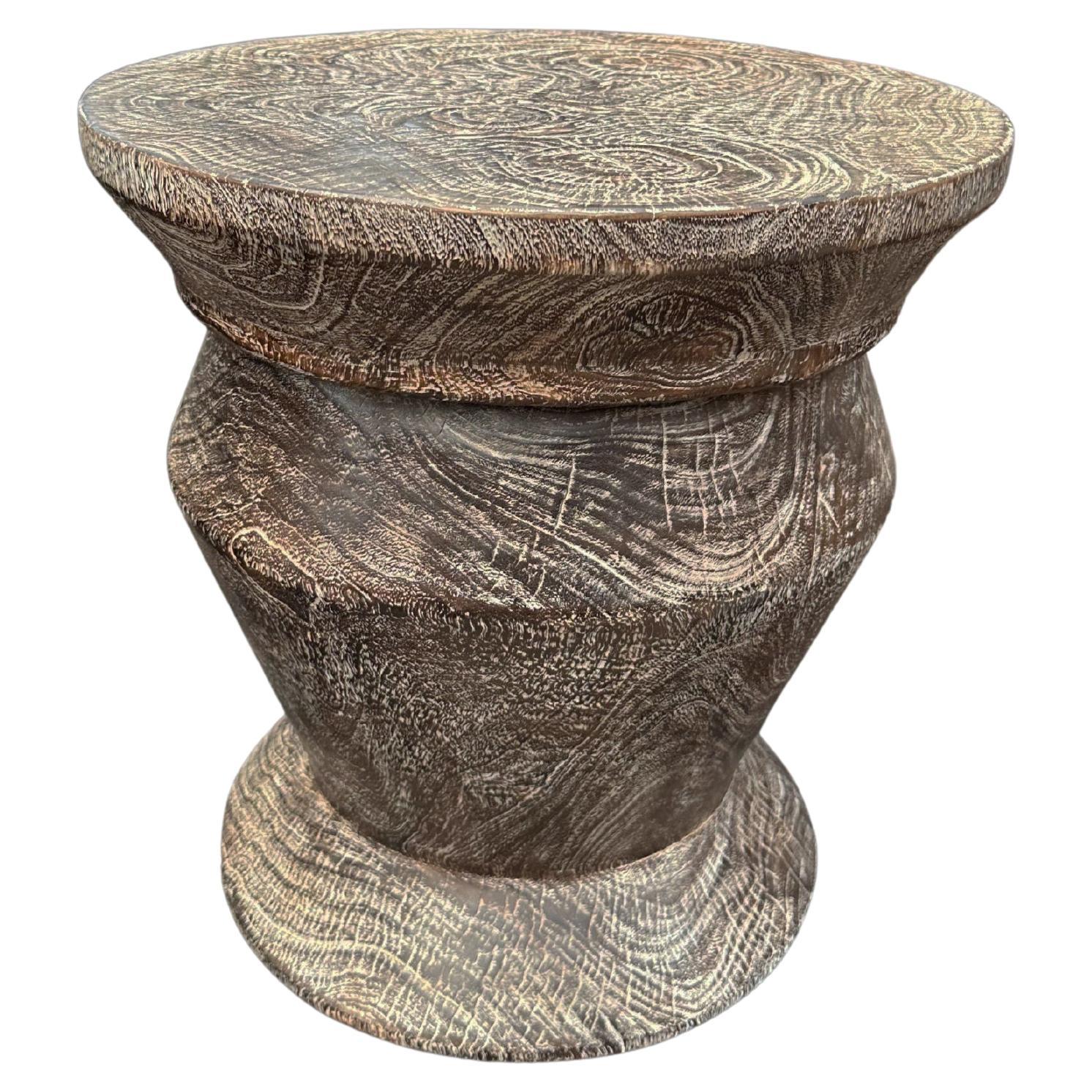 Table d'appoint ronde en bois de Mango, détails sculptés, finition organique moderne, blanchie à la chaux