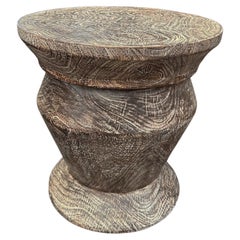 Table d'appoint ronde en bois de Mango, détails sculptés, finition organique moderne, blanchie à la chaux