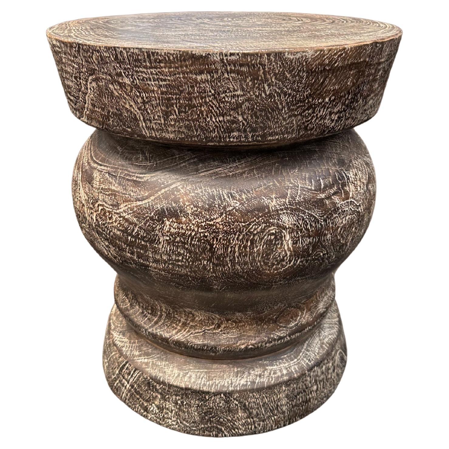 Table d'appoint ronde en bois de Mango, détails sculptés, finition organique moderne, blanchie à la chaux en vente