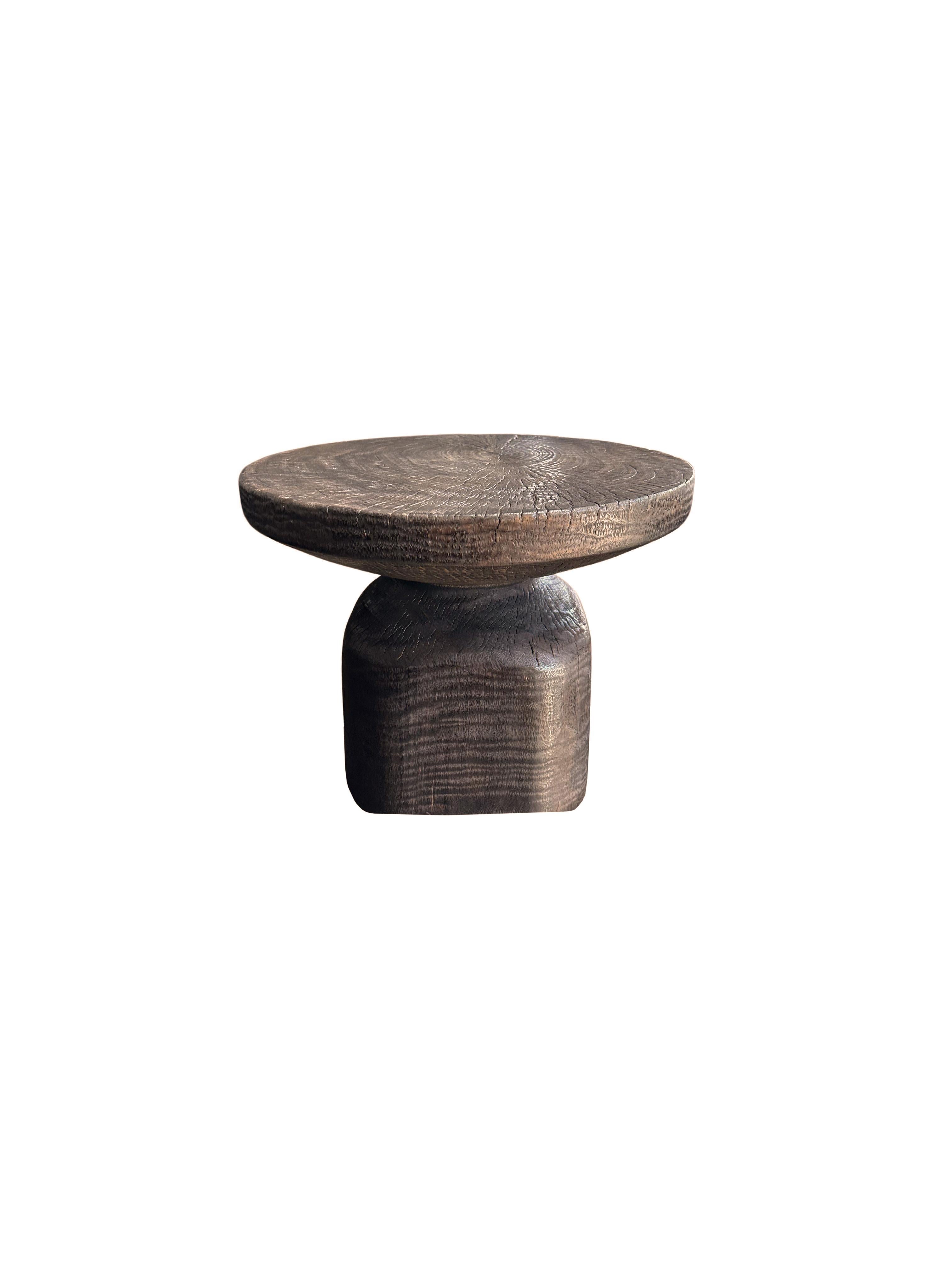 Runder Beistelltisch aus Mangoholz, Modern Organic, Brown Finish (Organische Moderne) im Angebot
