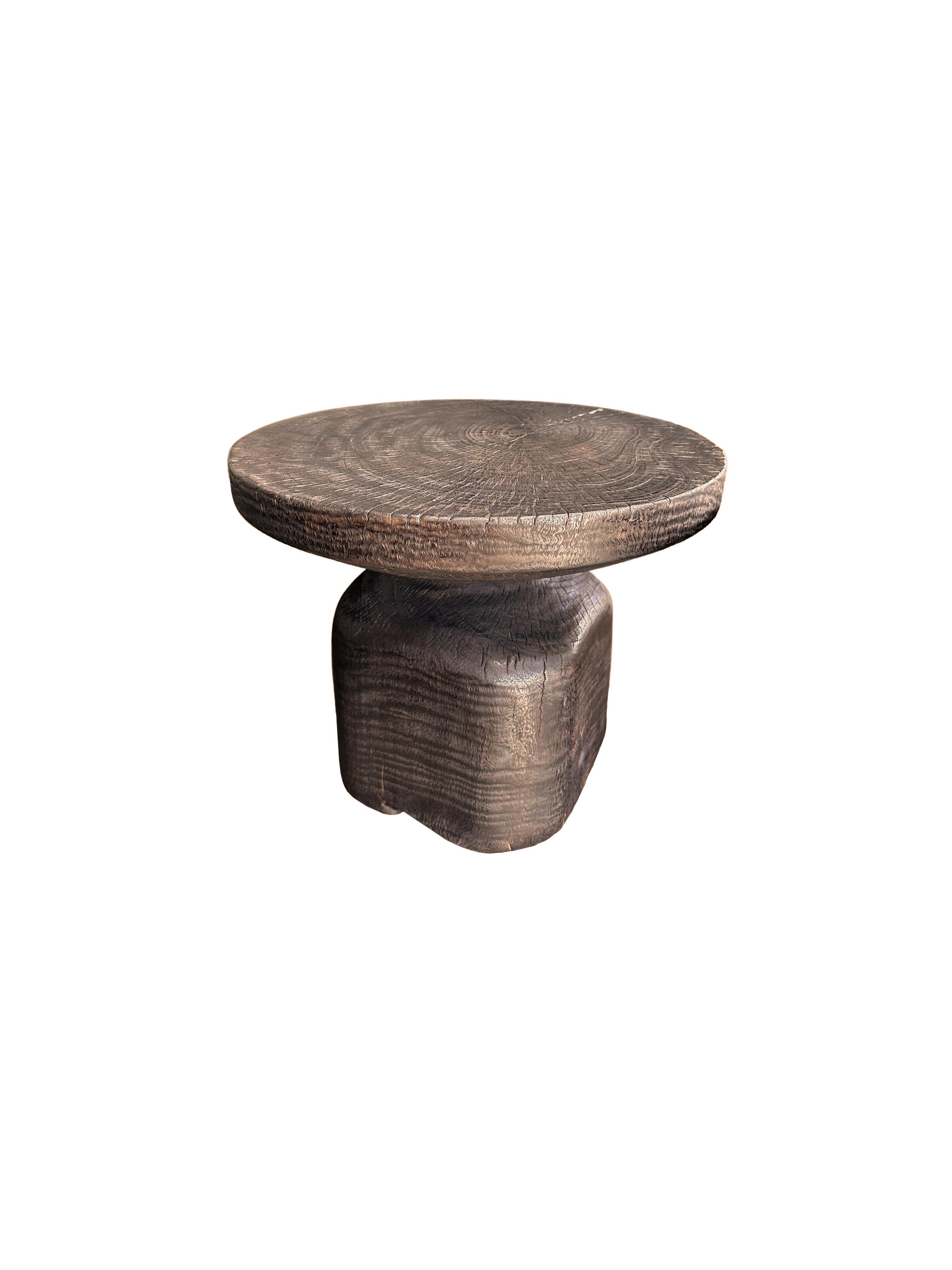 Runder Beistelltisch aus Mangoholz, Modern Organic, Brown Finish (Indonesisch) im Angebot
