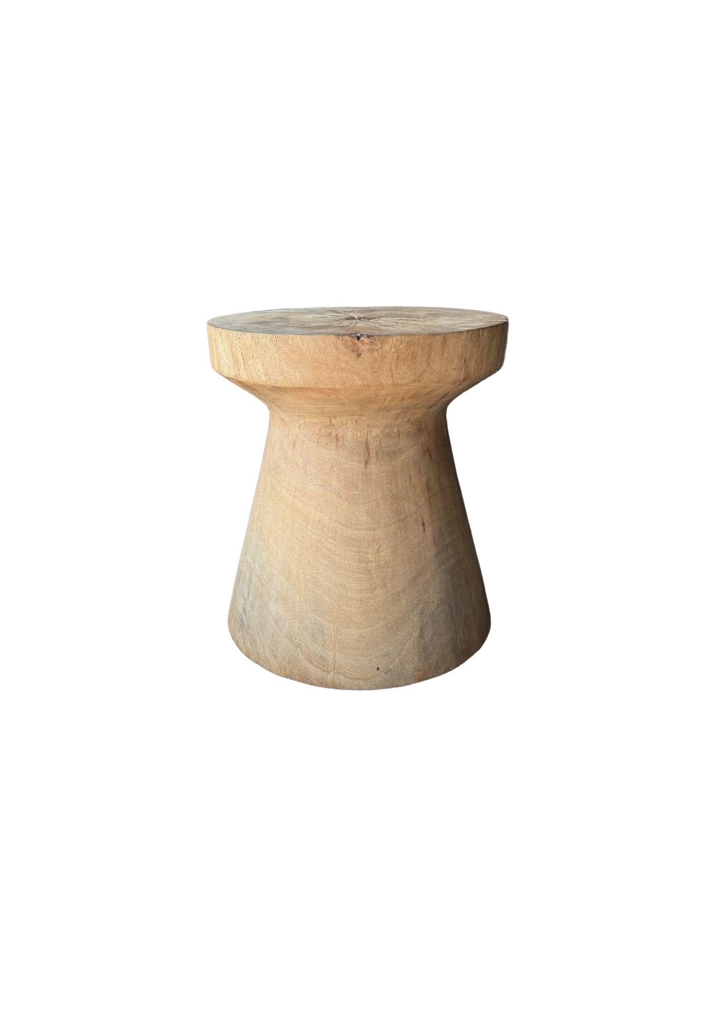 Organico moderno Round Mango Wood Side Table, Natural Finish Modern Organic in vendita