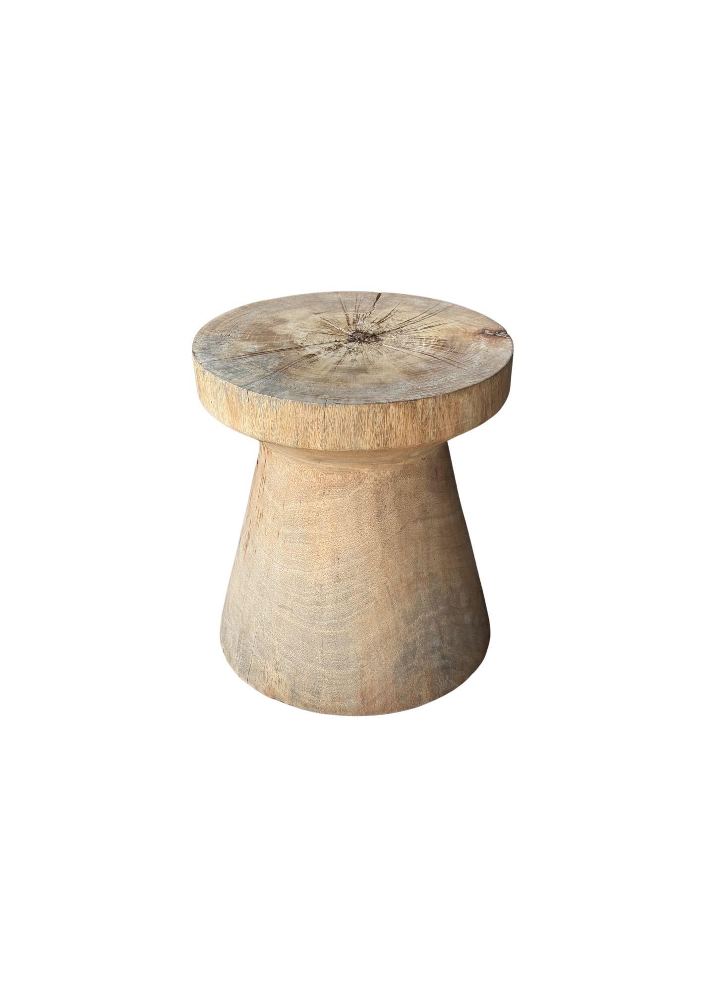 Indonesiano Round Mango Wood Side Table, Natural Finish Modern Organic in vendita