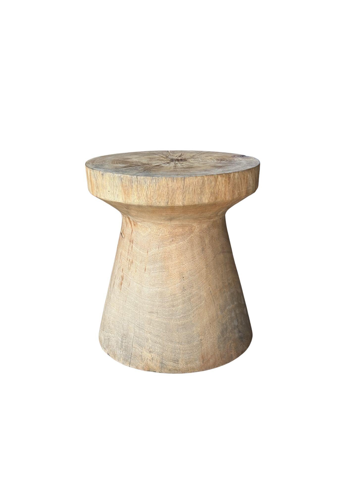 Fatto a mano Round Mango Wood Side Table, Natural Finish Modern Organic in vendita