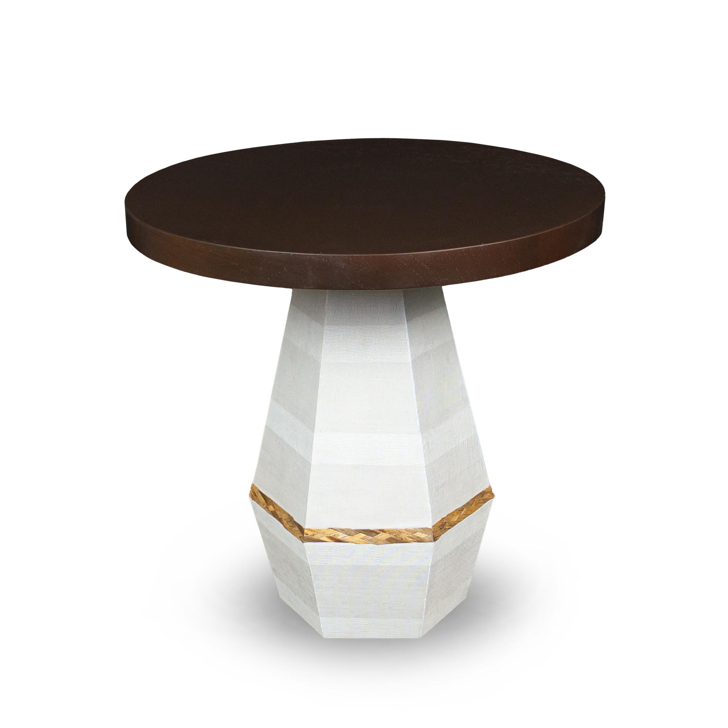 Organique Table d'appoint ronde en érable avec socle hexagonal en forme de champignon à facettes en vente