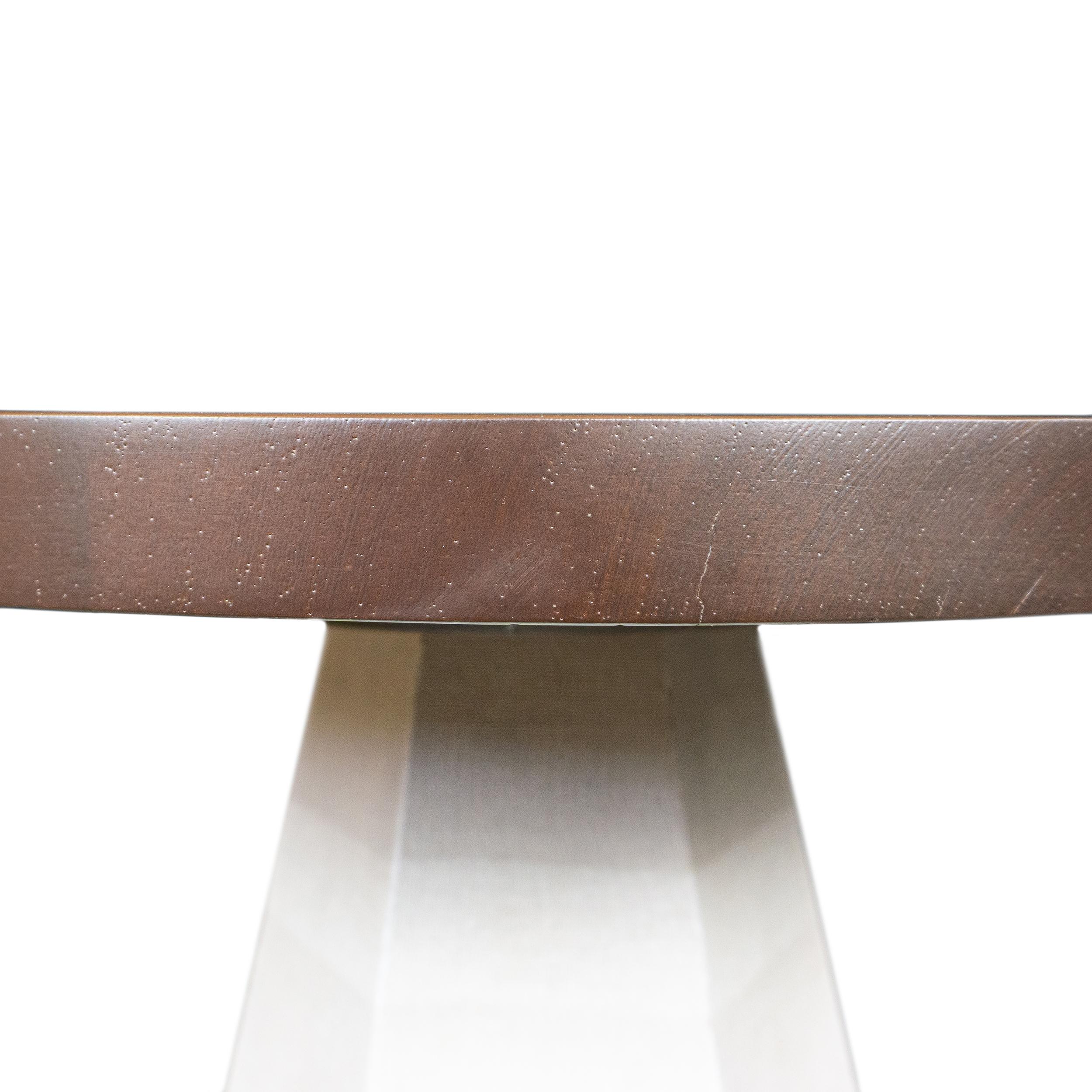 Américain Table d'appoint ronde en érable avec socle hexagonal en forme de champignon à facettes en vente