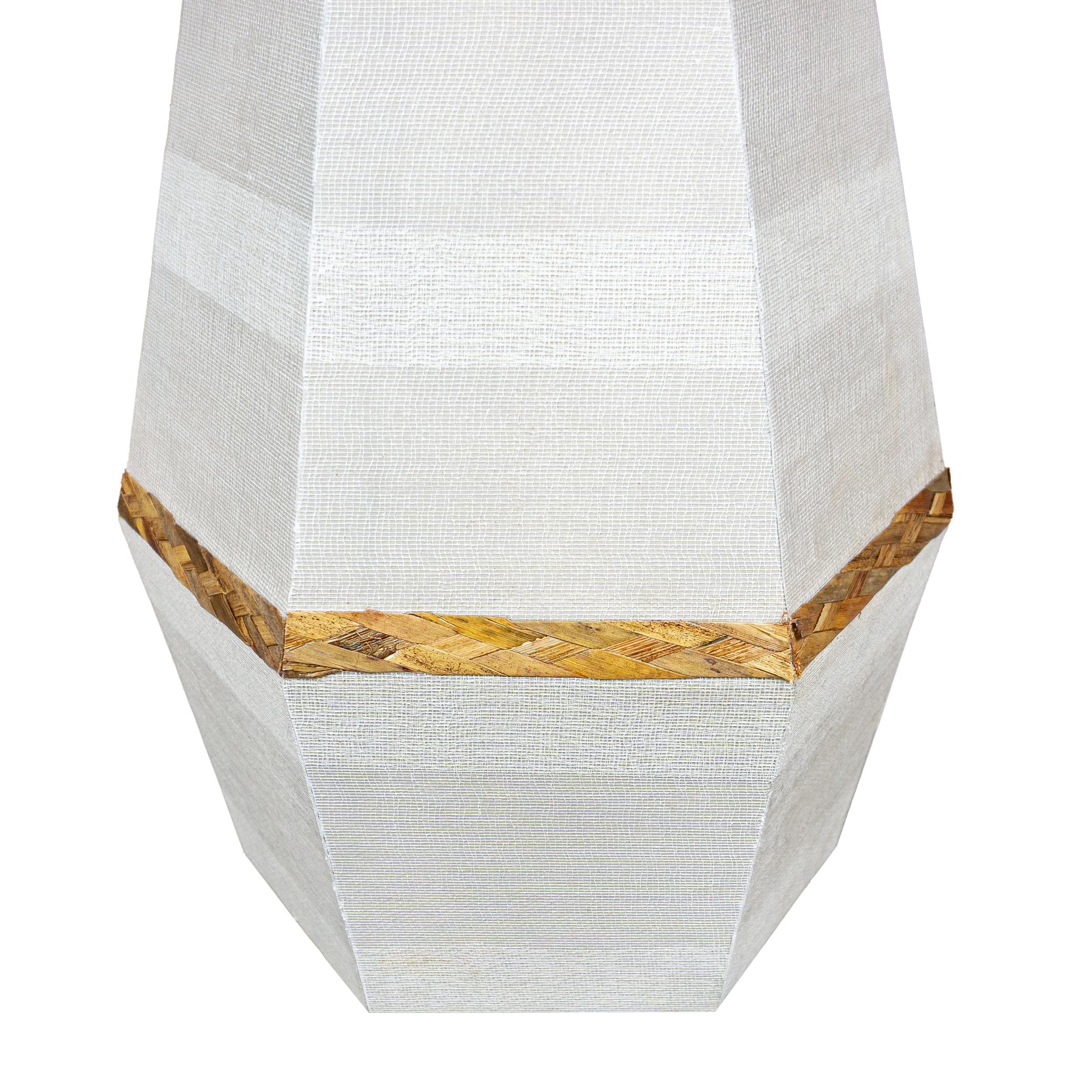 Table d'appoint ronde en érable avec socle hexagonal en forme de champignon à facettes Neuf - En vente à Greenwich, CT