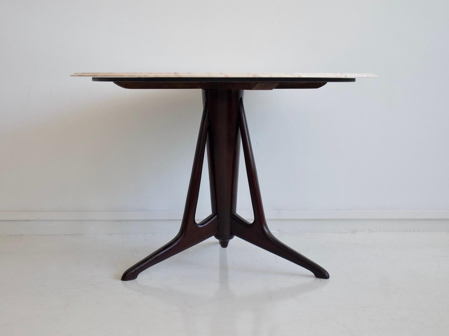 Round ebonized mahogany dining table with marble top attributed to Ico Parisi. Manufactured in Italy in the 1950s.