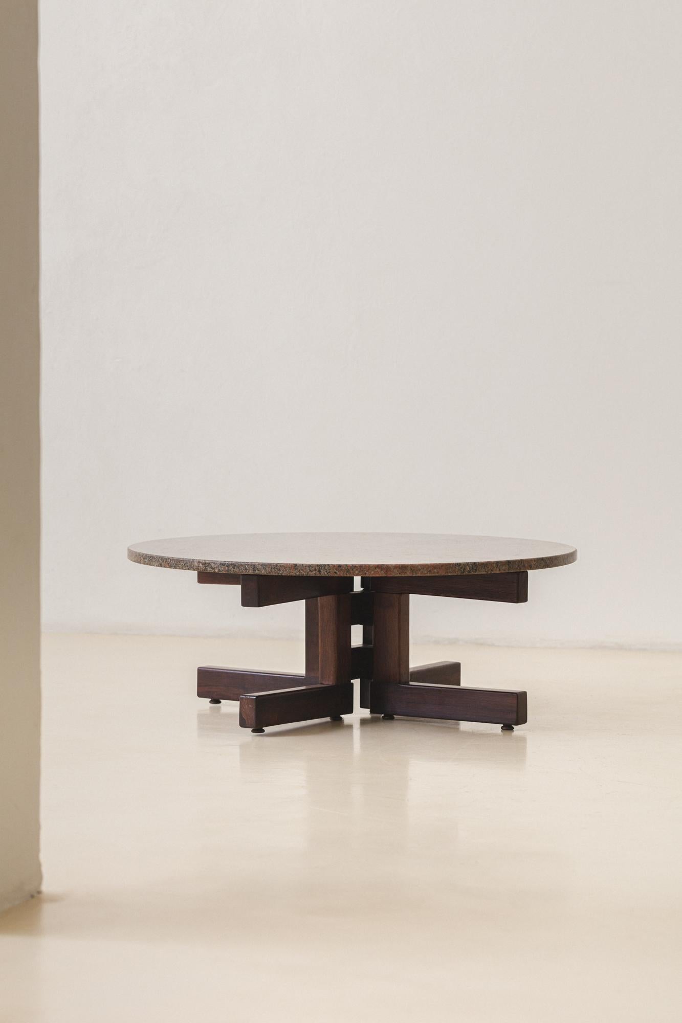 Cette table basse ronde en marbre a été produite par la société brésilienne Celina Decorações dans les années 1960. La pièce est composée d'une structure en bois de rose et d'un plateau en marbre aux magnifiques tons rose-orange et gris.
Le plateau