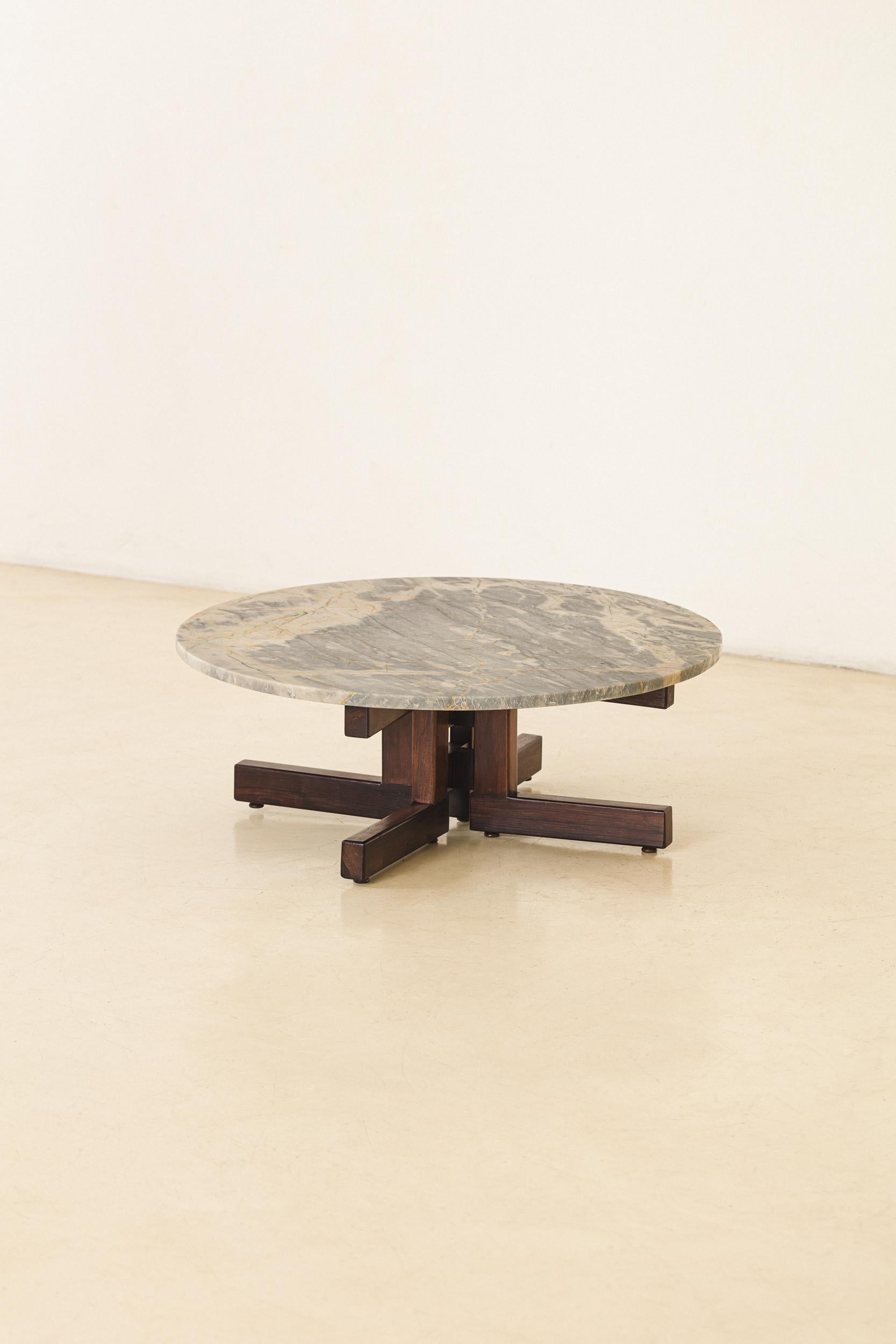 Brésilien Table basse ronde en marbre par Celina Decorações, Brésil du milieu du siècle, années 1960 en vente