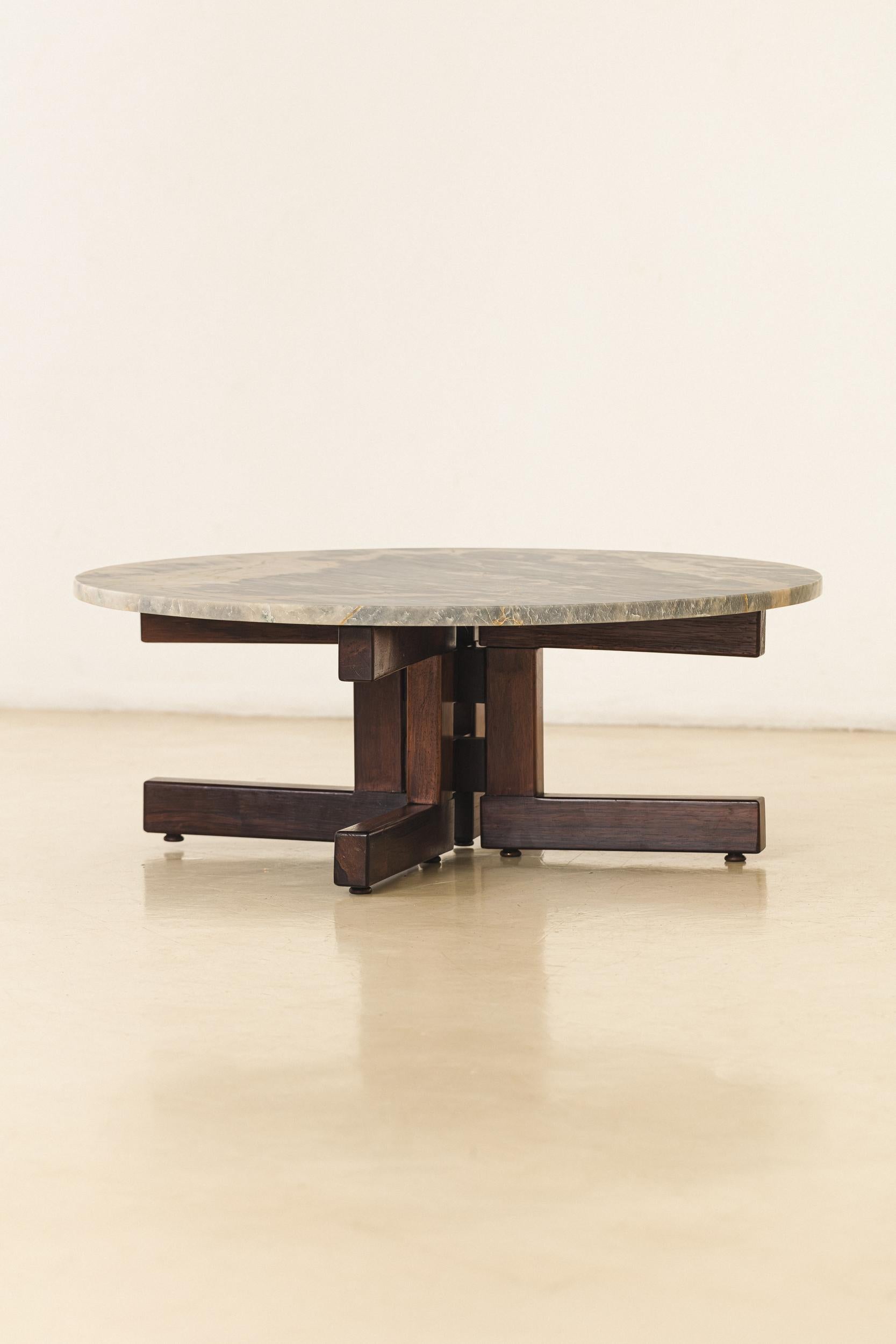 Placage Table basse ronde en marbre par Celina Decorações, Brésil du milieu du siècle, années 1960 en vente