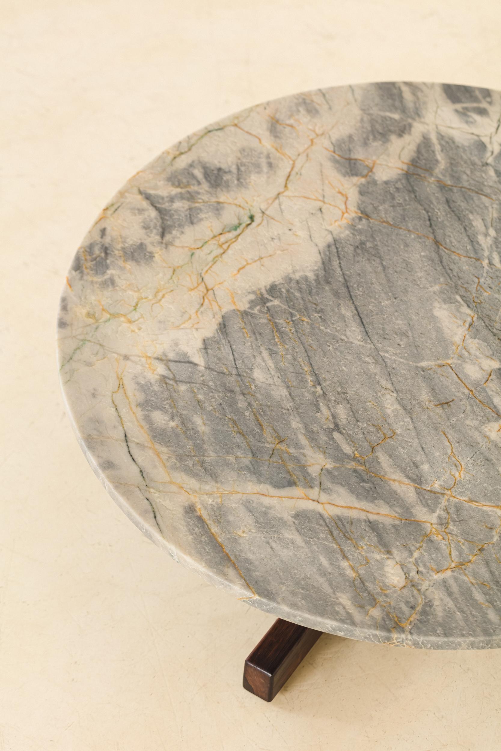 Table basse ronde en marbre par Celina Decorações, Brésil du milieu du siècle, années 1960 Bon état - En vente à New York, NY