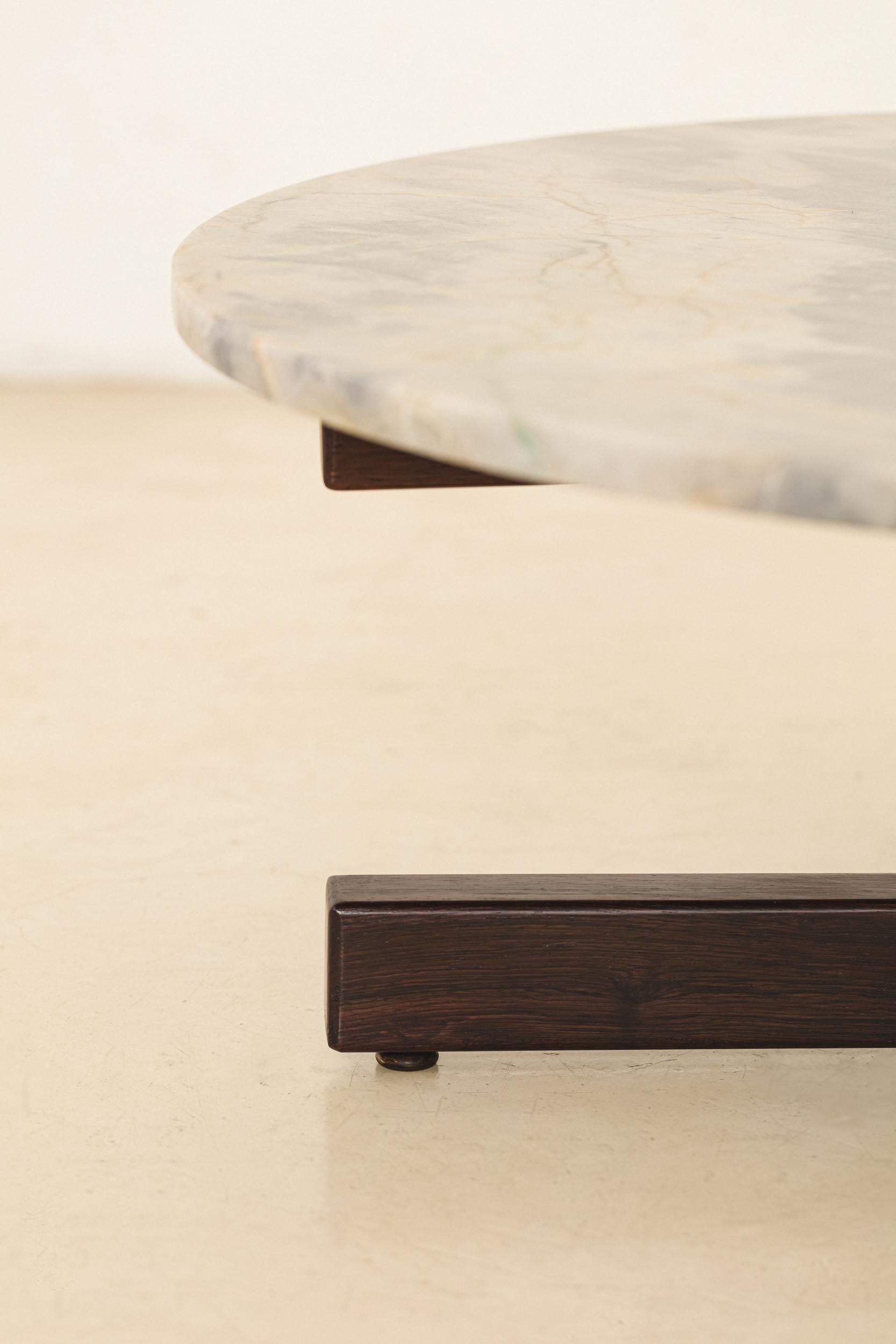 Milieu du XXe siècle Table basse ronde en marbre par Celina Decorações, Brésil du milieu du siècle, années 1960 en vente