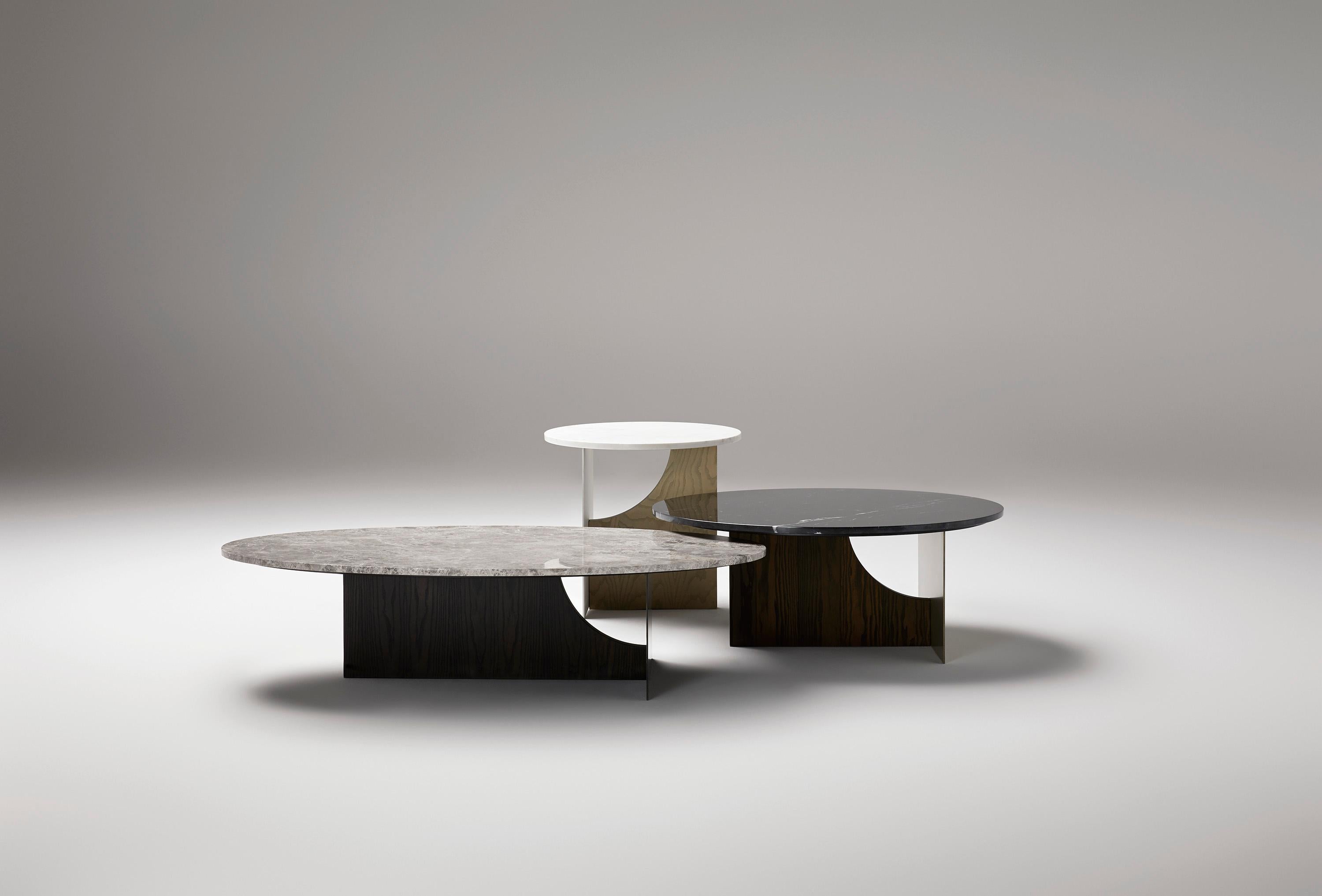 Cette table basse est un meuble sculptural moderne qui habille le salon avec luxe. Il mêle des éléments nobles tels que le marbre pour le plateau, le bois de frêne et le métal pour la base.
Dimensions :
Largeur : 105 cm - 41.3