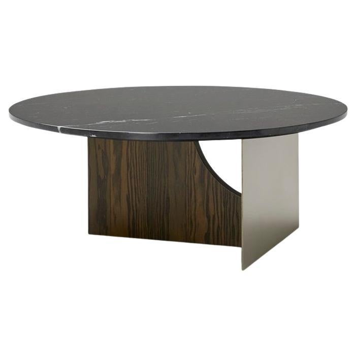 Table basse ronde en bois et finitions métalliques personnalisées