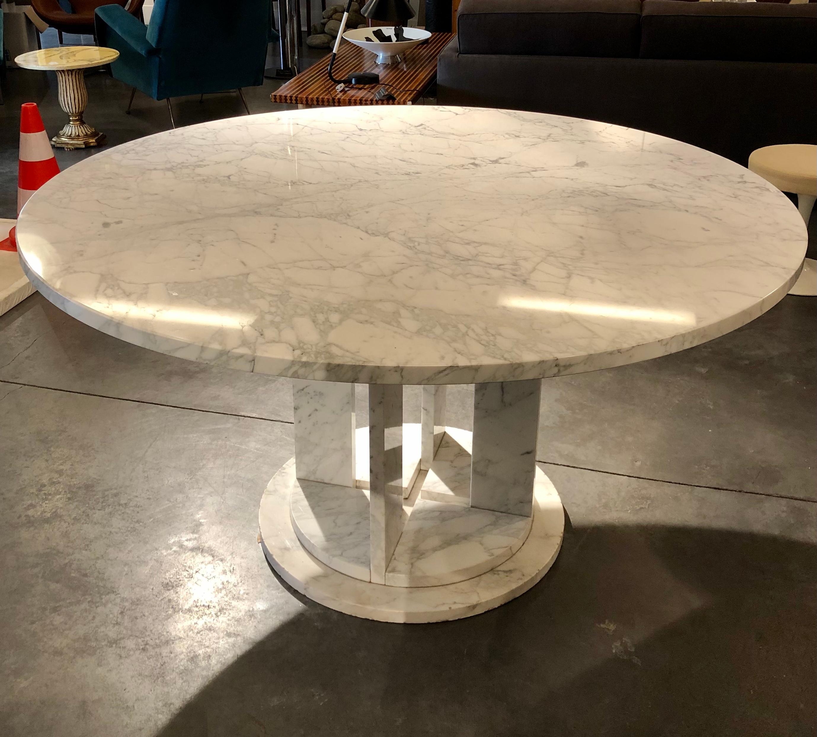 From the 80’s here is a big round diner table in white Carrara marble designed by an Belgian architect for his own house.
  