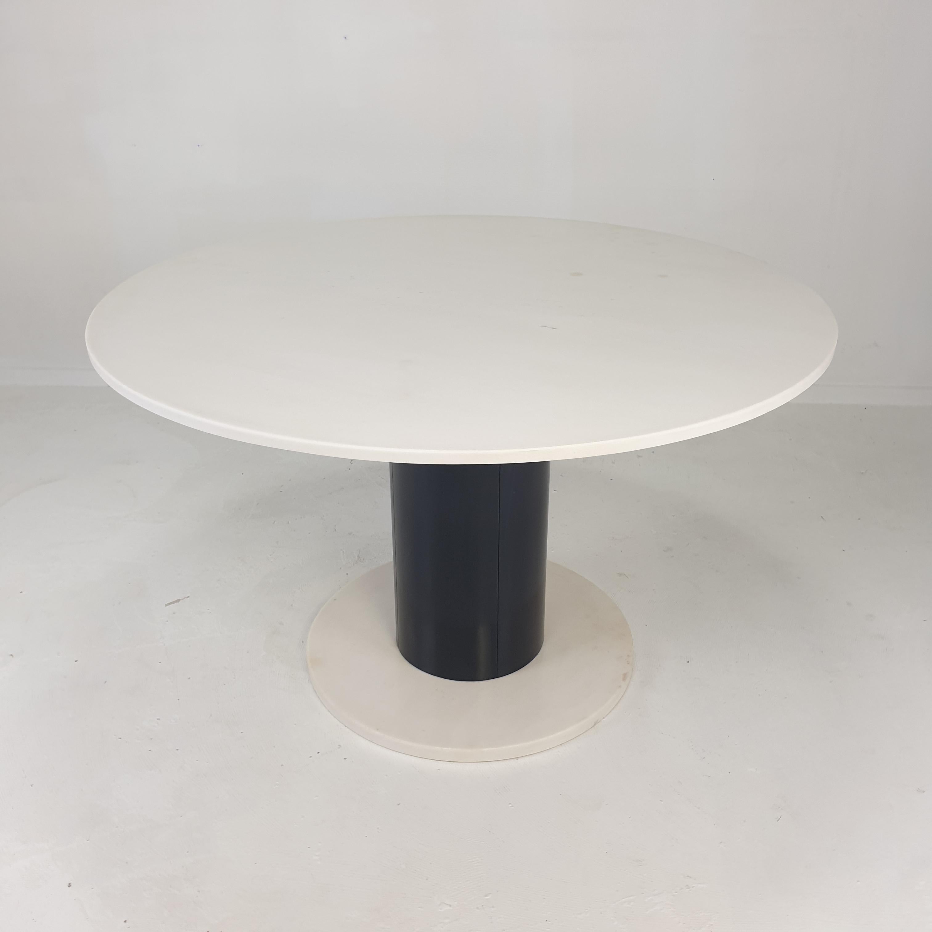 Beautiful marble dining table in te style of Ettore Sottsass, fabricated in Italy in the 80's.
It has a very nice Carrara marble round top.
The base is made of black painted steel and a Carrara marble foot.

A great contrast arises due to the