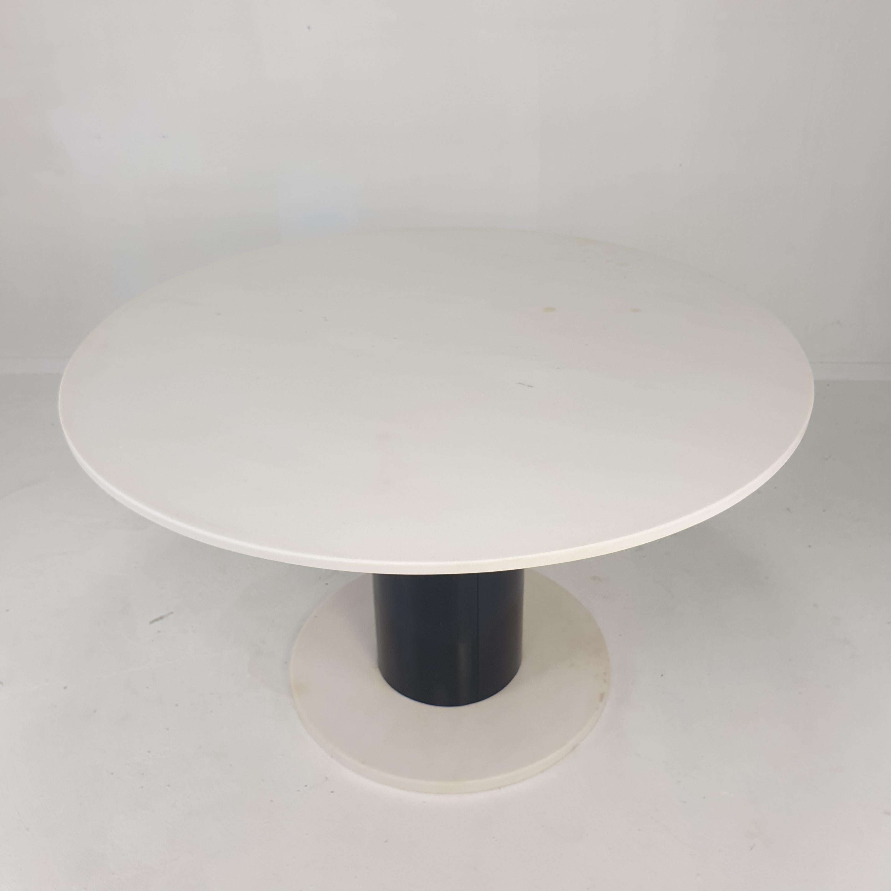 Hand-Crafted Round Marble Dining Table in the Style of Ettore Sottsass, 1980's For Sale