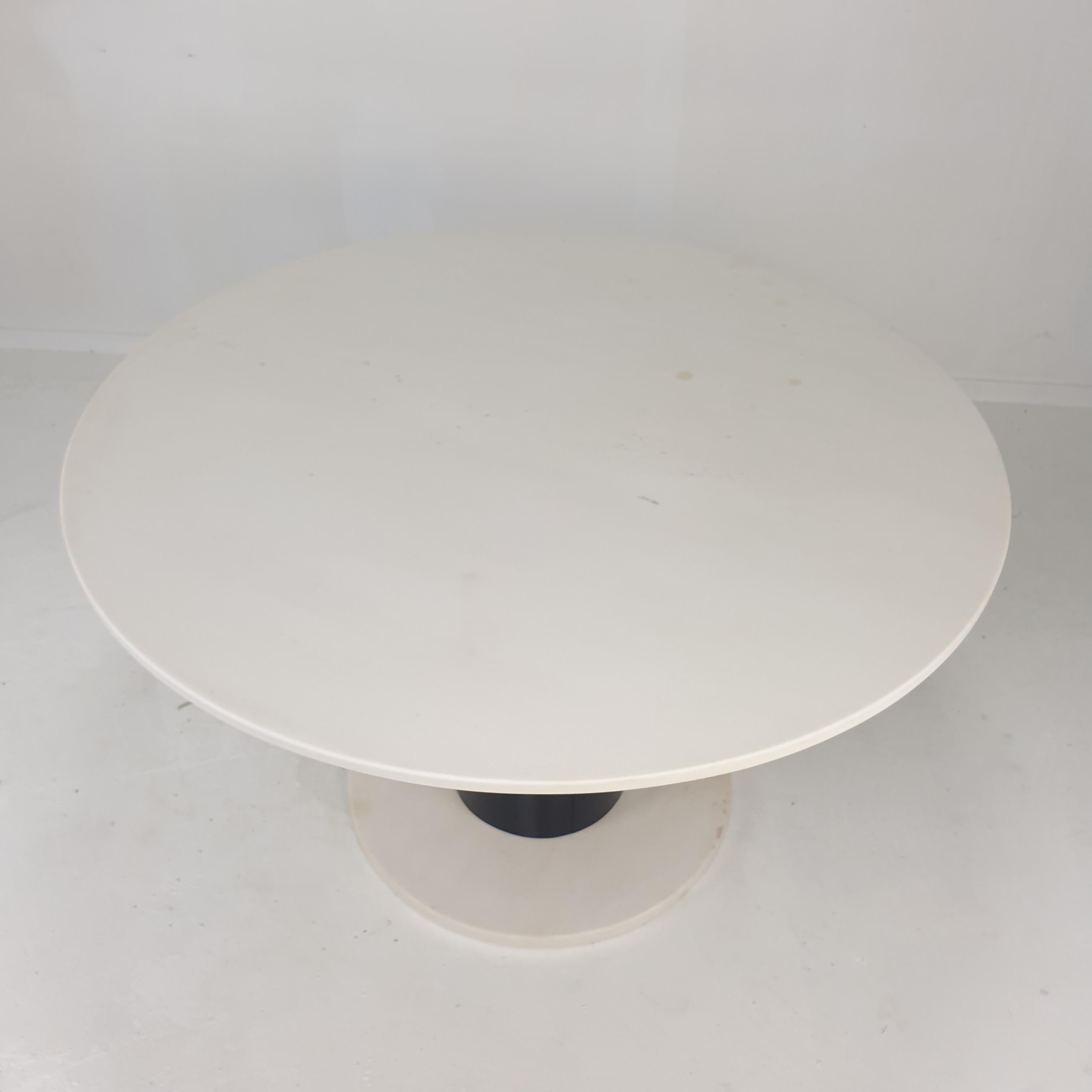 Round Marble Dining Table in the Style of Ettore Sottsass, 1980's In Good Condition For Sale In Oud Beijerland, NL