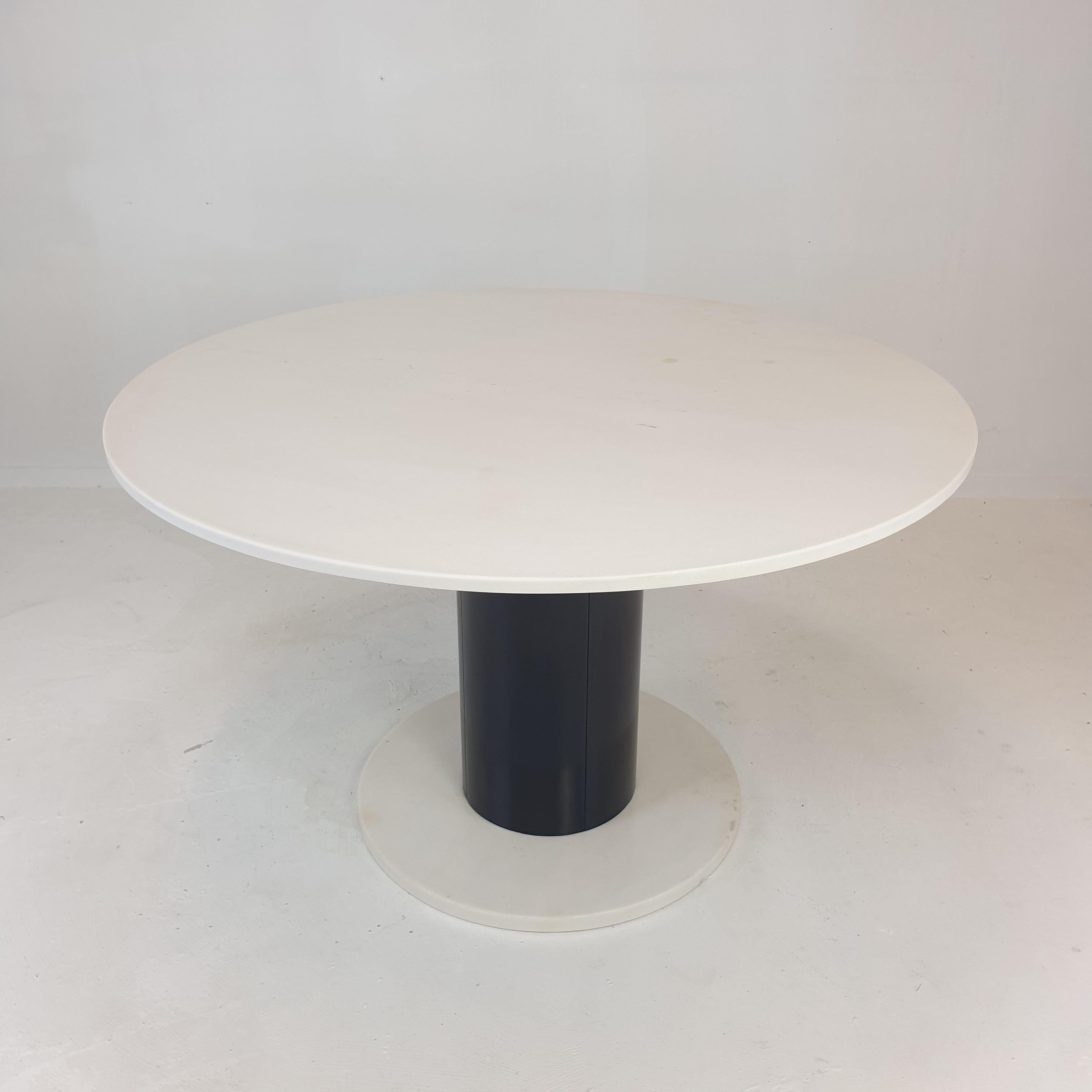 Round Marble Dining Table in the Style of Ettore Sottsass, 1980's For Sale 1