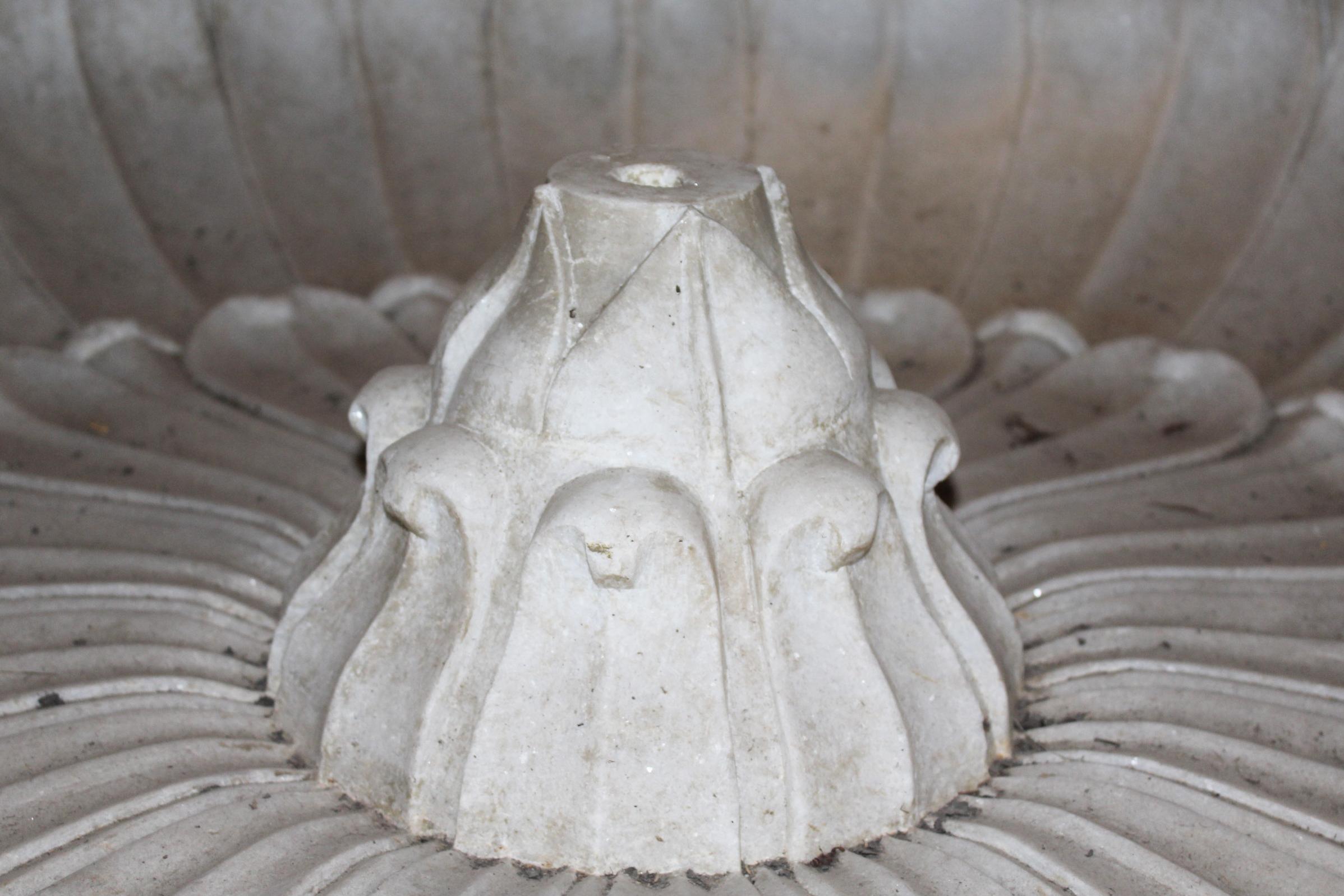 Round Marble Hand-Carved One Piece Floor Fountain In Good Condition In Marbella, ES