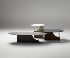 Table d'appoint ronde en marbre dans des finitions en bois et en métal personnalisées