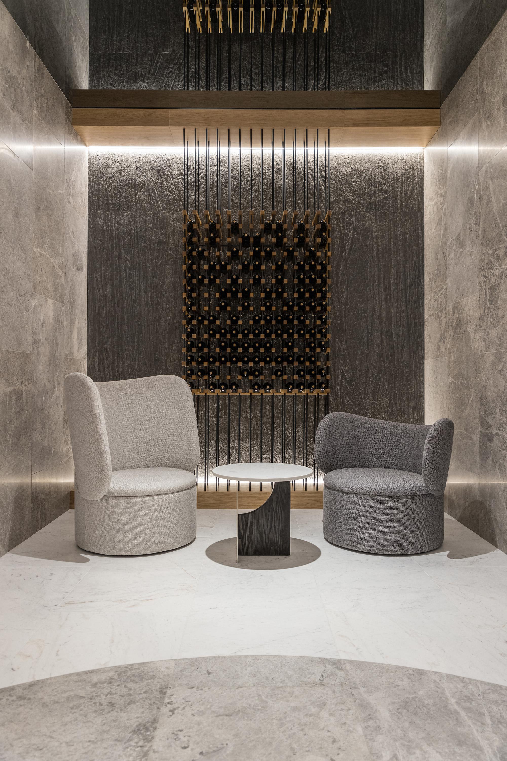 XXIe siècle et contemporain Table d'appoint ronde en marbre dans des finitions en bois et en métal personnalisées en vente