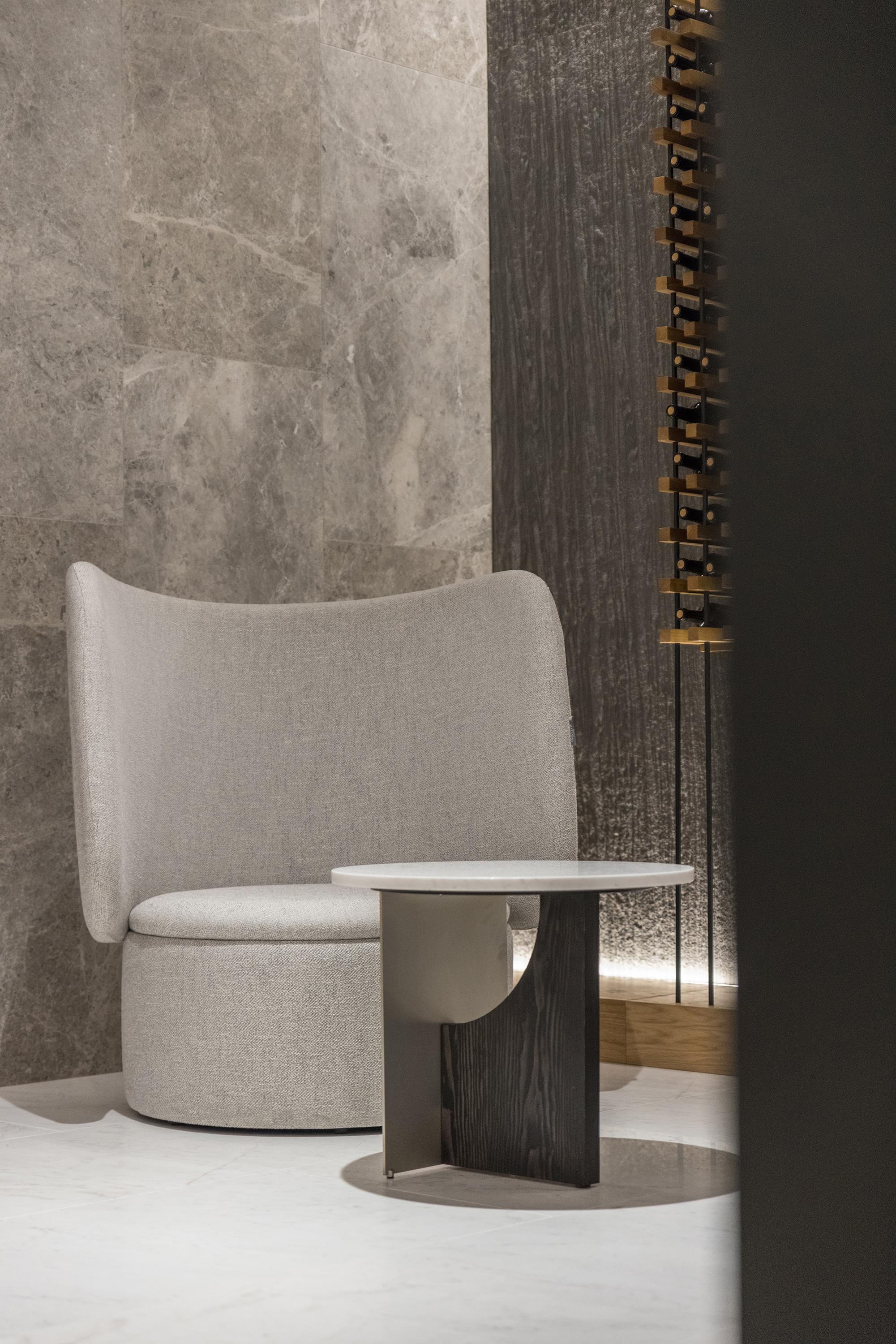 Métal Table d'appoint ronde en marbre dans des finitions en bois et en métal personnalisées en vente