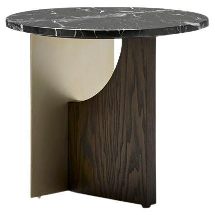 Table d'appoint ronde en marbre dans des finitions en bois et en métal personnalisées