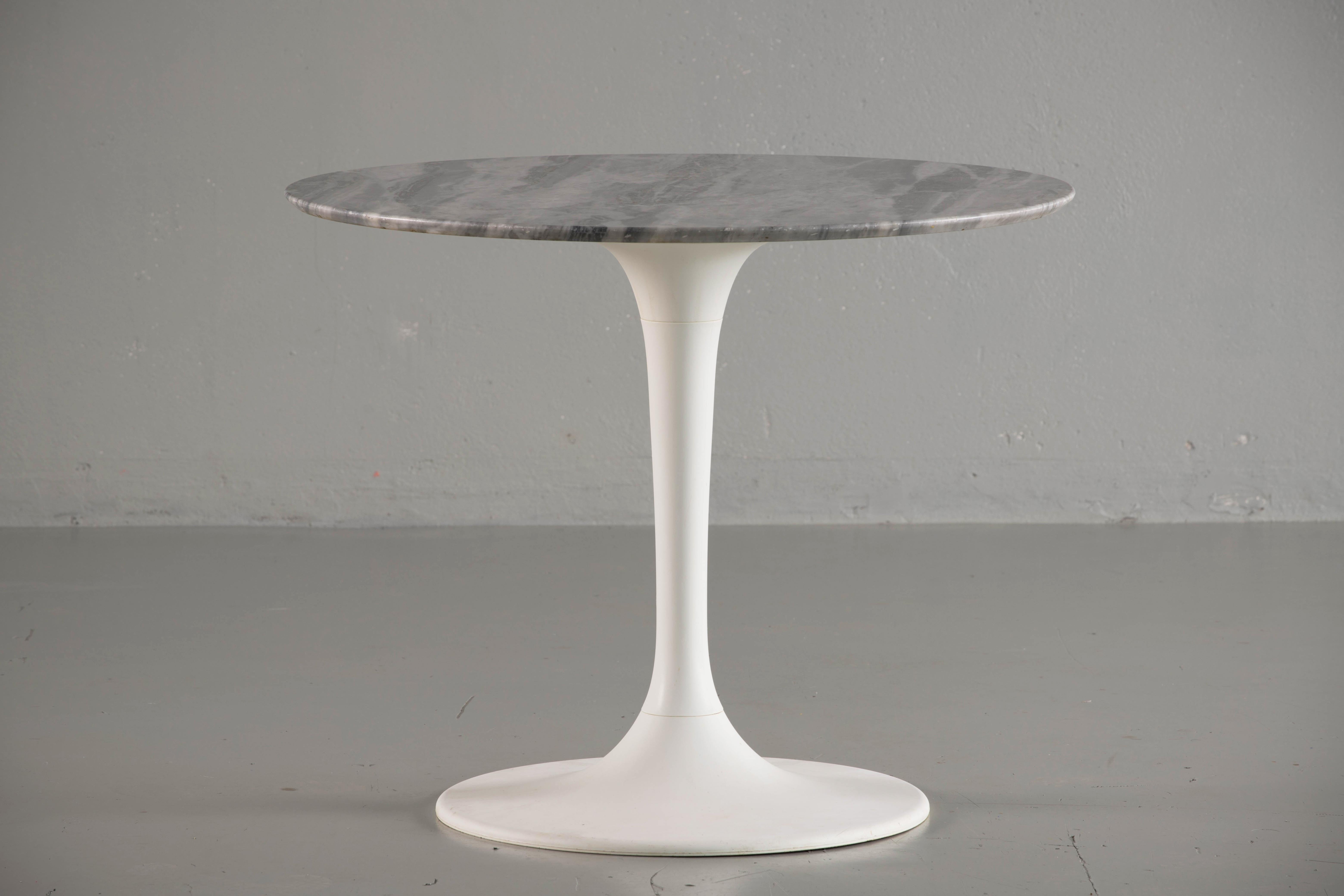 Round marble table made in the 1960s.
Top quality.