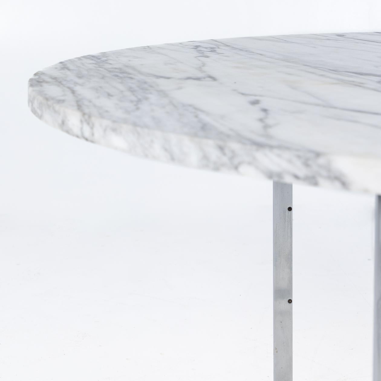 PK 54 round dining table with flint-rolled marble top. Poul Kjærholm / Fritz Hansen. 