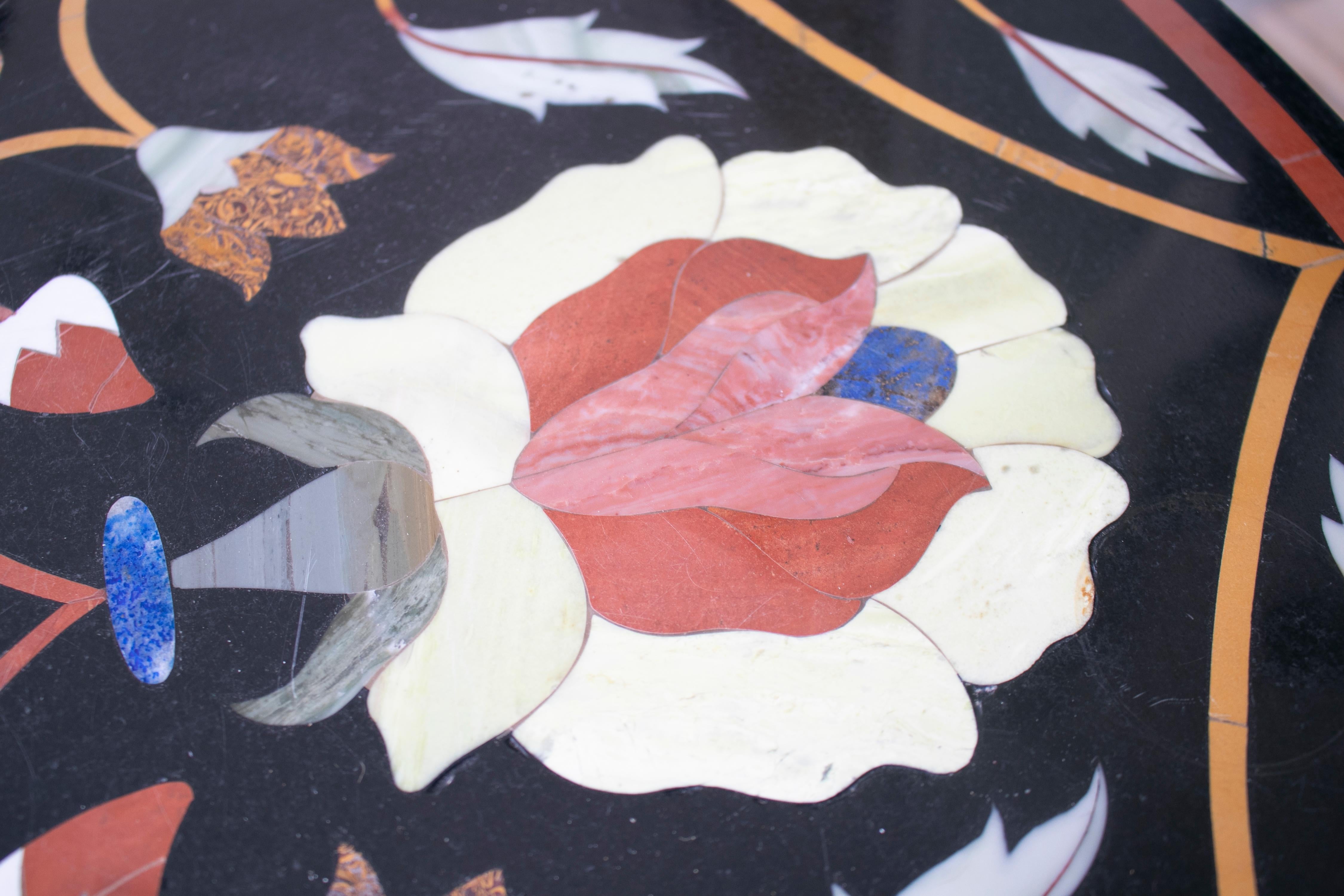 Round Marble Table Top with Hard Stones Mosaic Inlay In Good Condition For Sale In Marbella, ES