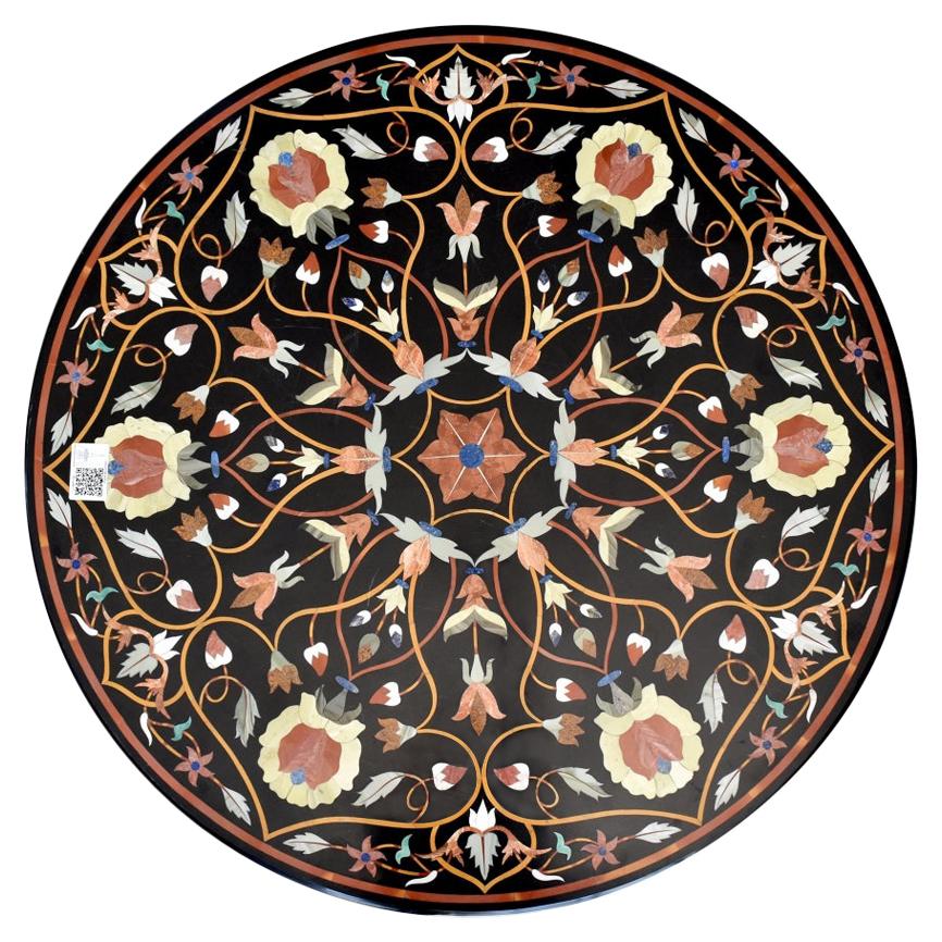 Piano del tavolo rotondo in marmo con intarsio a mosaico di pietre dure