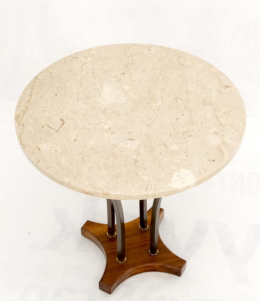 Américain Support de lampe d'appoint d'extrémité de table ronde en laiton et noyer avec dessus en marbre en vente