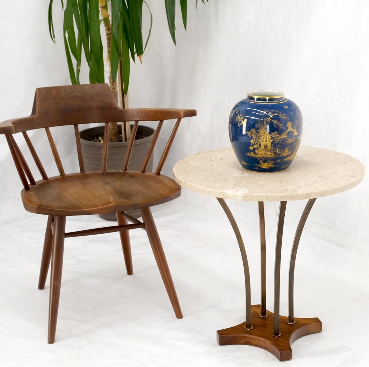 Laiton Support de lampe d'appoint d'extrémité de table ronde en laiton et noyer avec dessus en marbre en vente