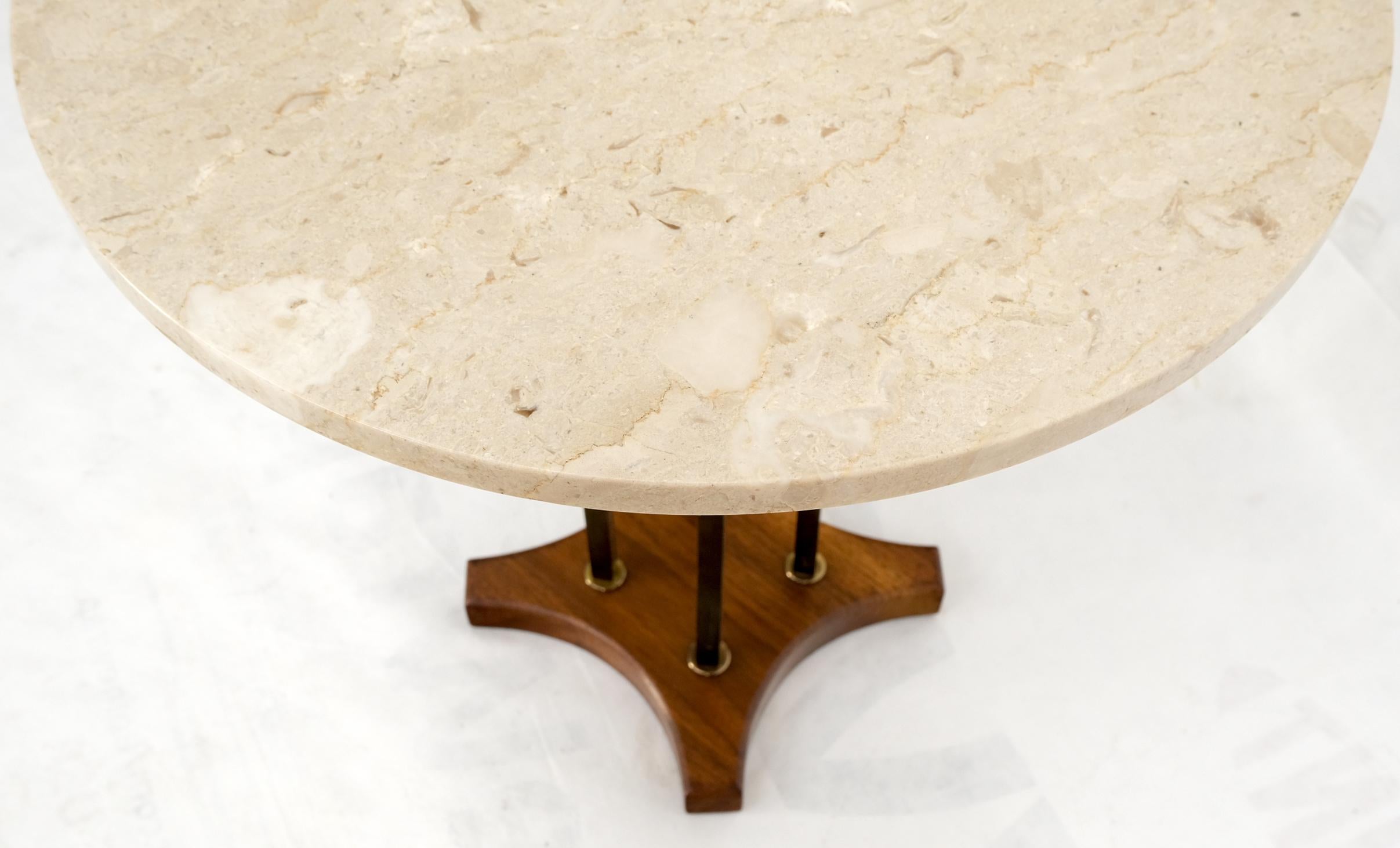 Support de lampe d'appoint d'extrémité de table ronde en laiton et noyer avec dessus en marbre en vente 1