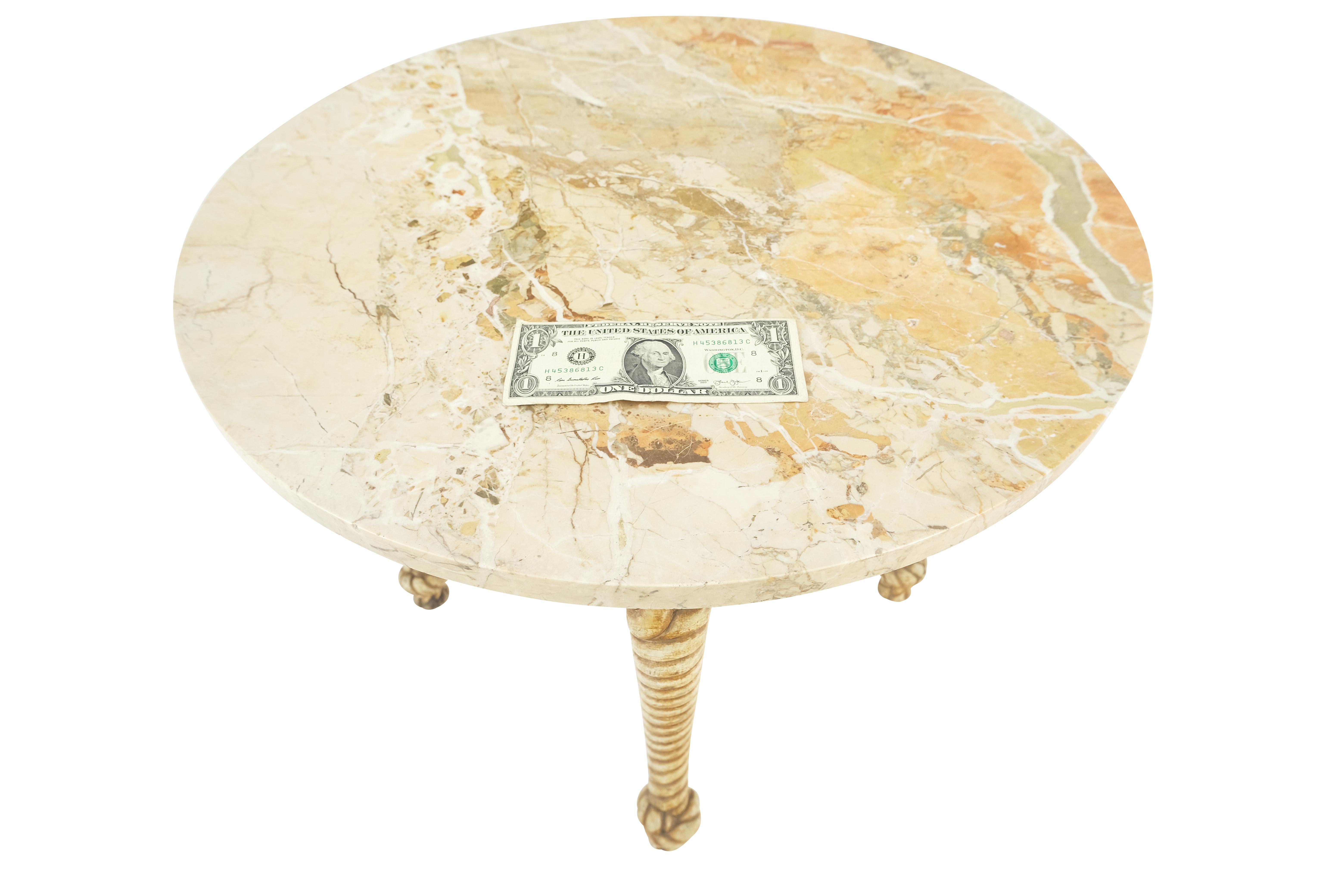 Table ronde à plateau de marbre en bois sculpté 
