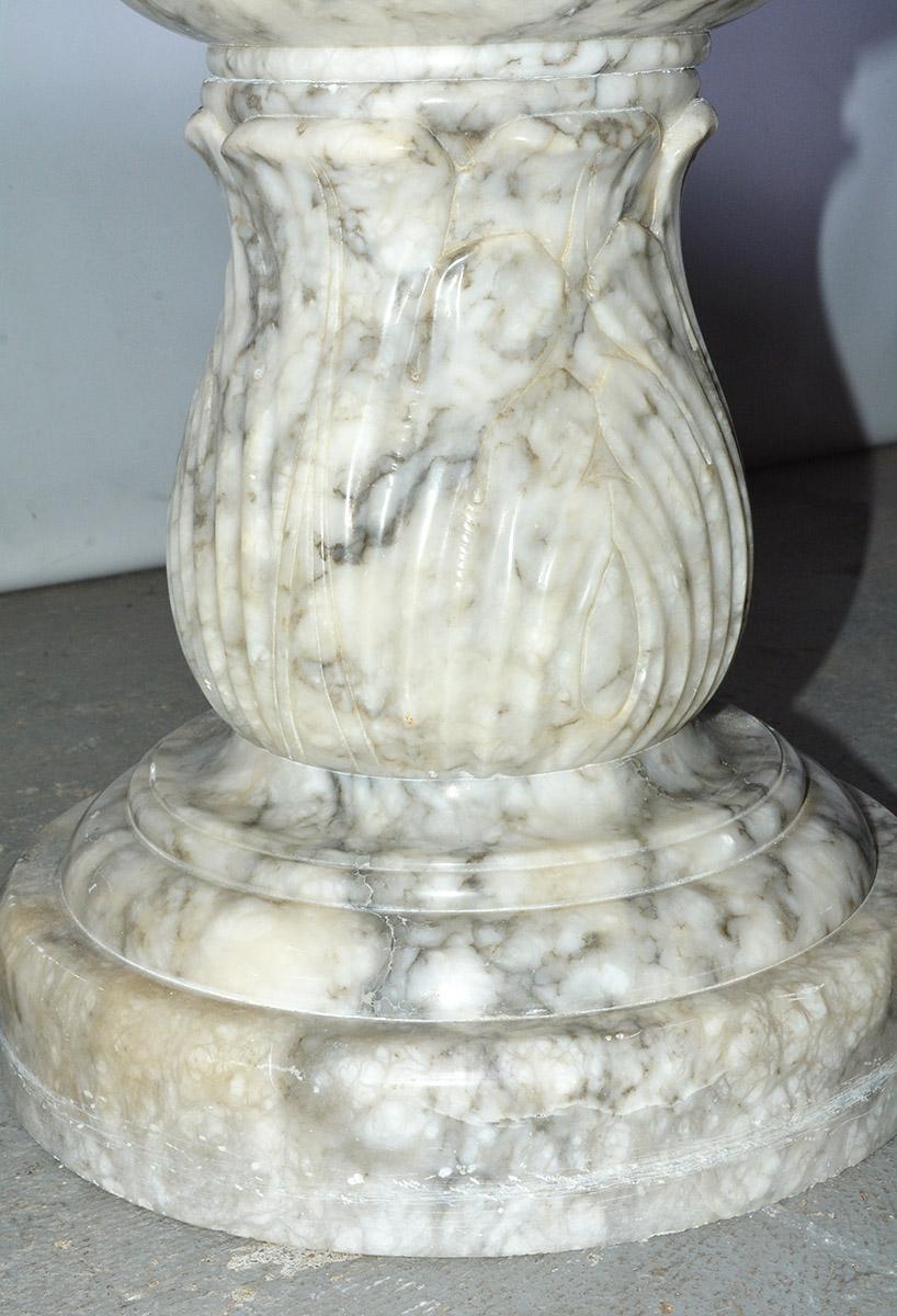 Runder Couchtisch mit Marmorplatte und geschnitztem Marmorsockel im Zustand „Gut“ im Angebot in Sheffield, MA