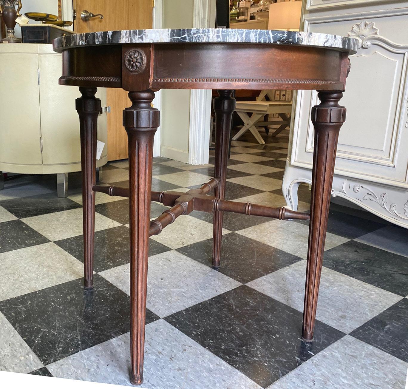 Round Marble-Top End Table In Good Condition For Sale In Livingston, NJ