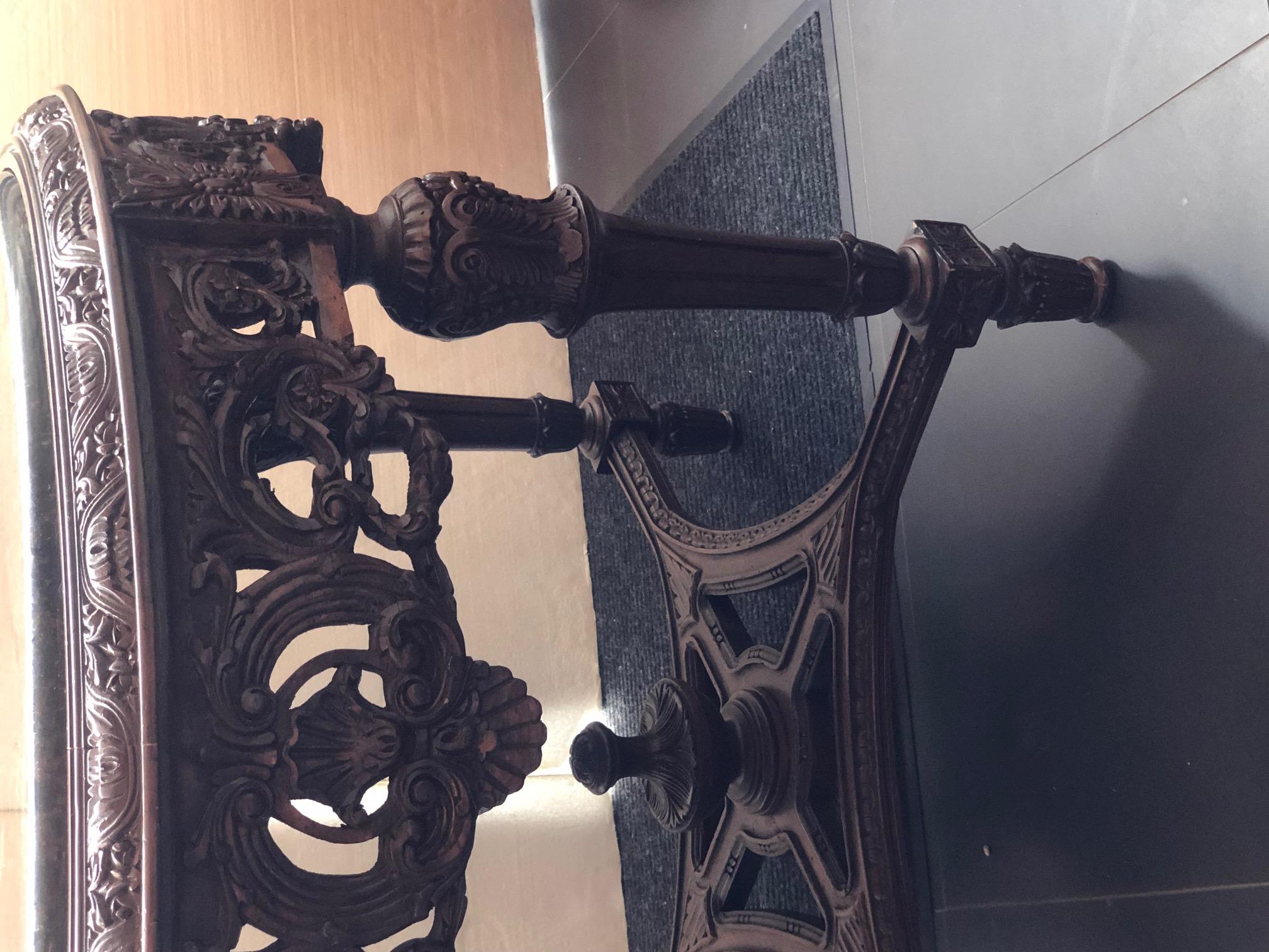 Runder Marmortisch mit runder Platte (Handgeschnitzt) im Angebot